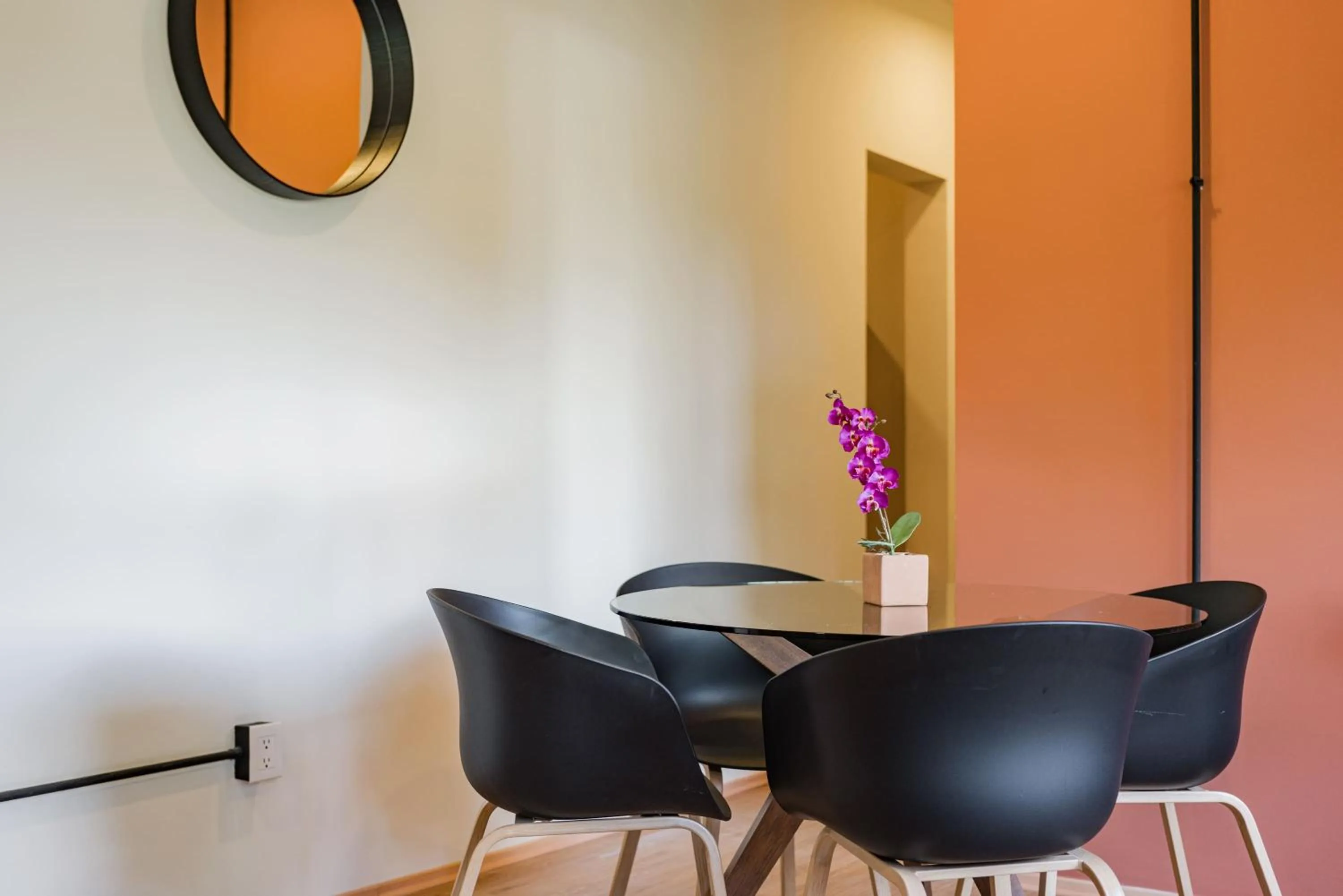 Dining area in Mariano Escobedo Apartments by VH