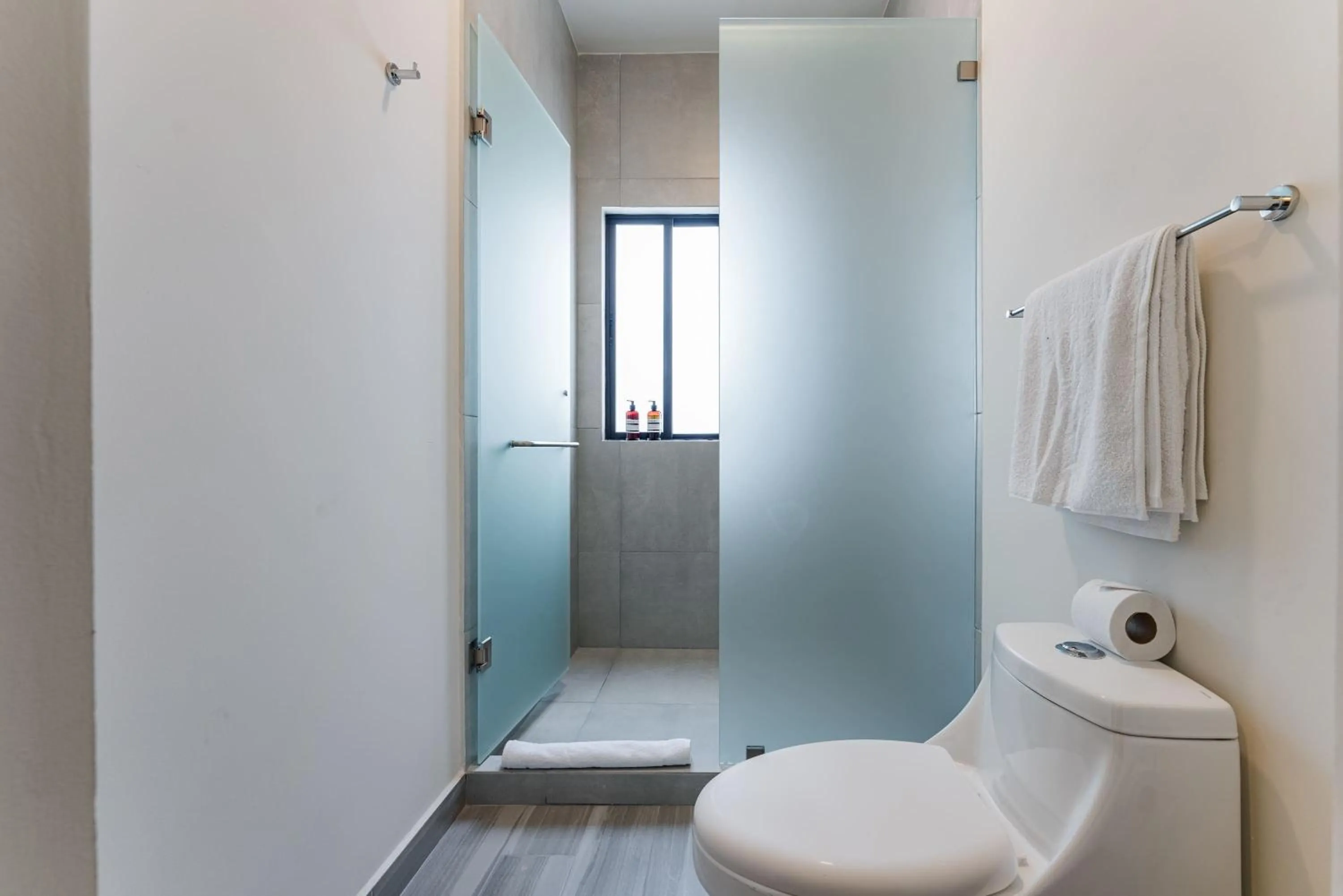 Bathroom in Mariano Escobedo Apartments by VH