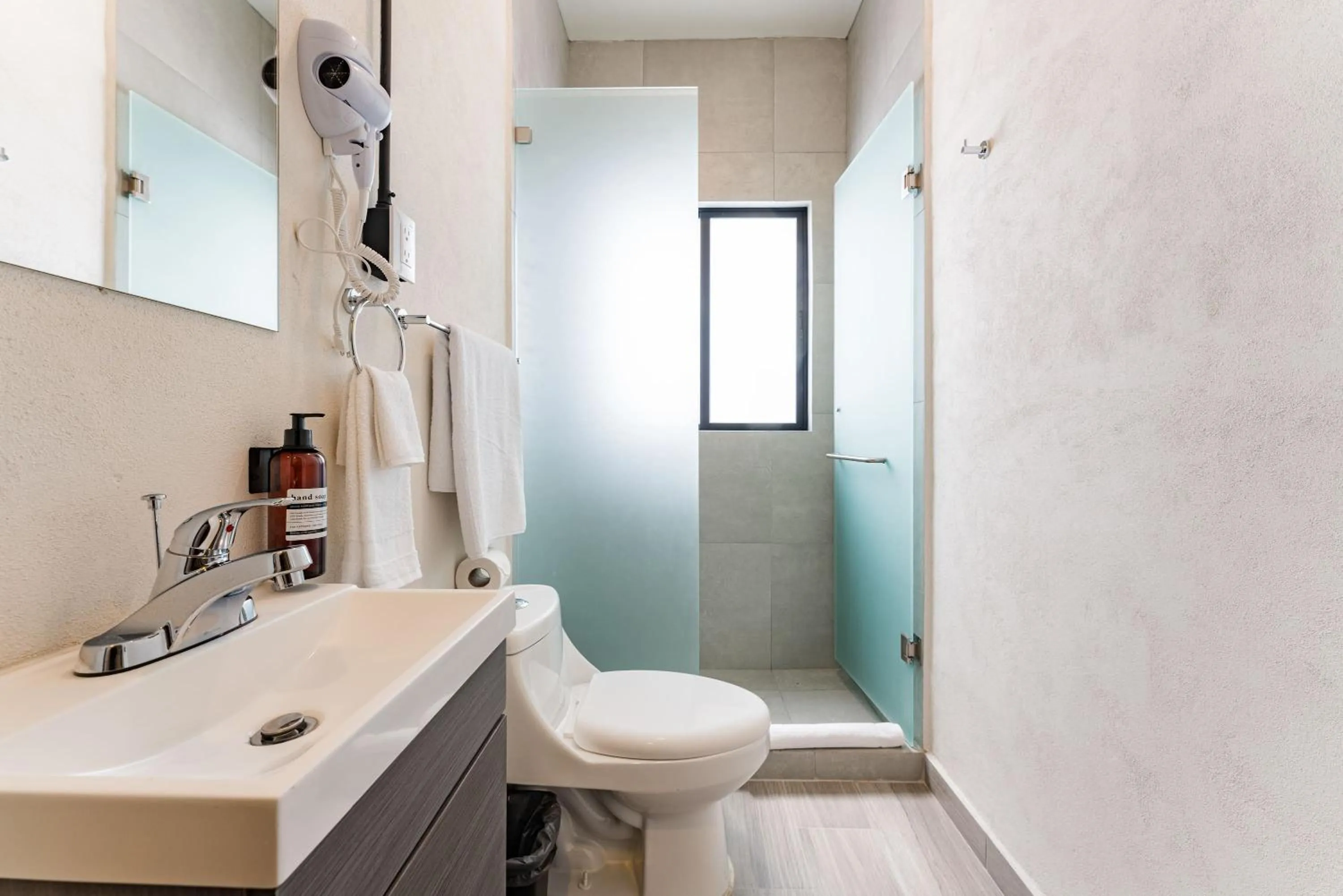 Bathroom in Mariano Escobedo Apartments by VH