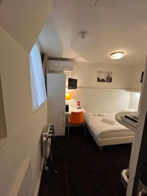 Bed in Multatuli Hotel