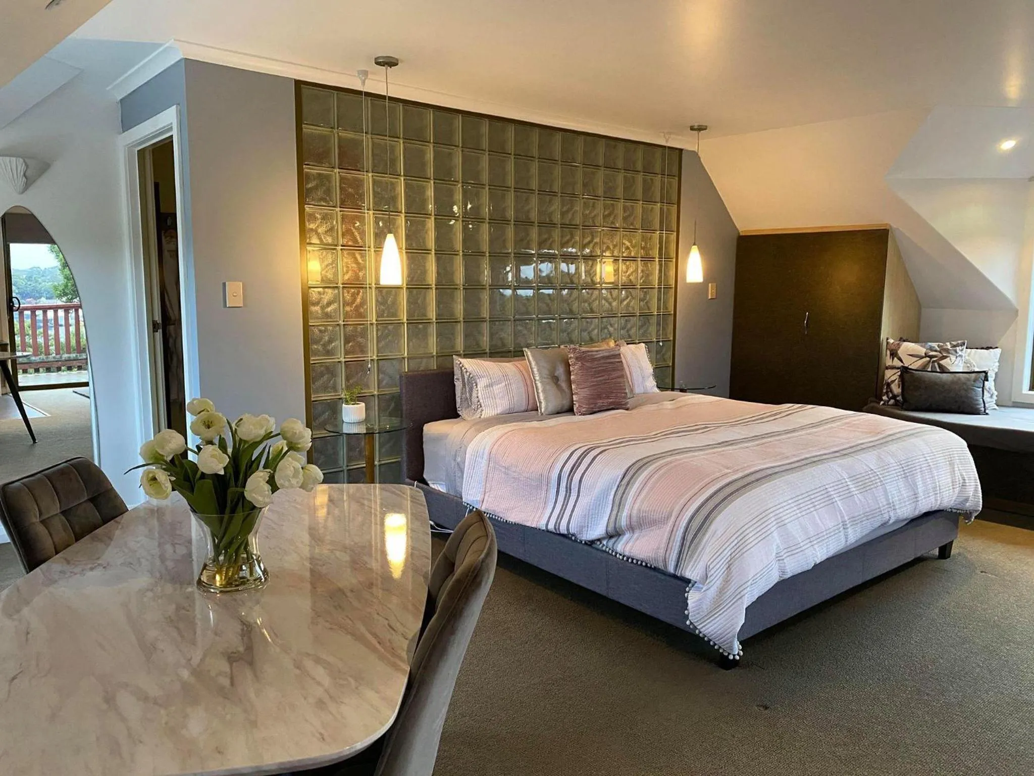 Photo of the whole room, Bed in Gordon Gateway