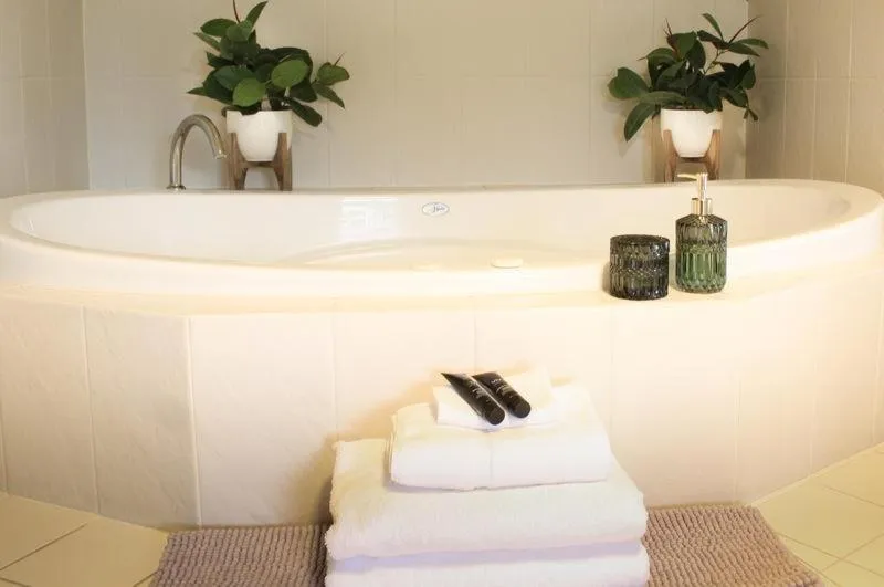 Bath in Gordon Gateway