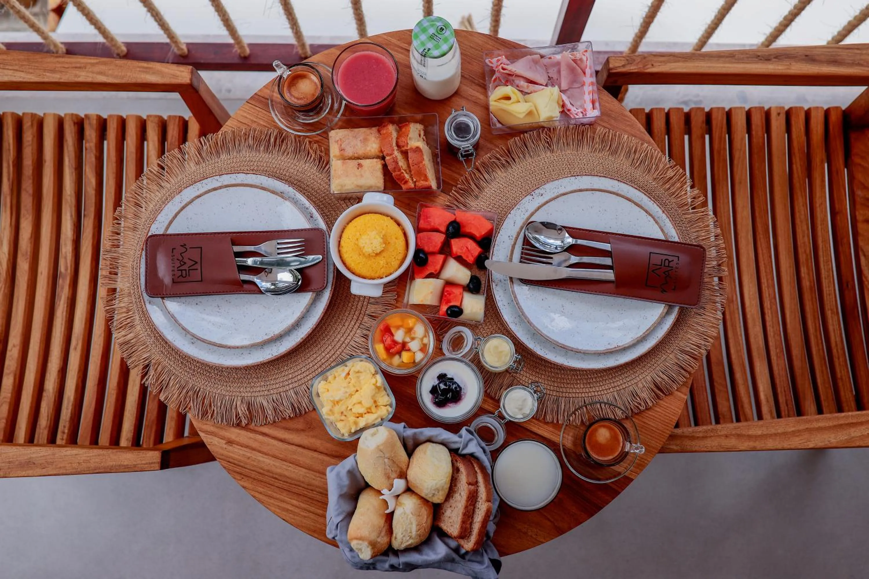 Food and drinks in AL MAR SUÍTES