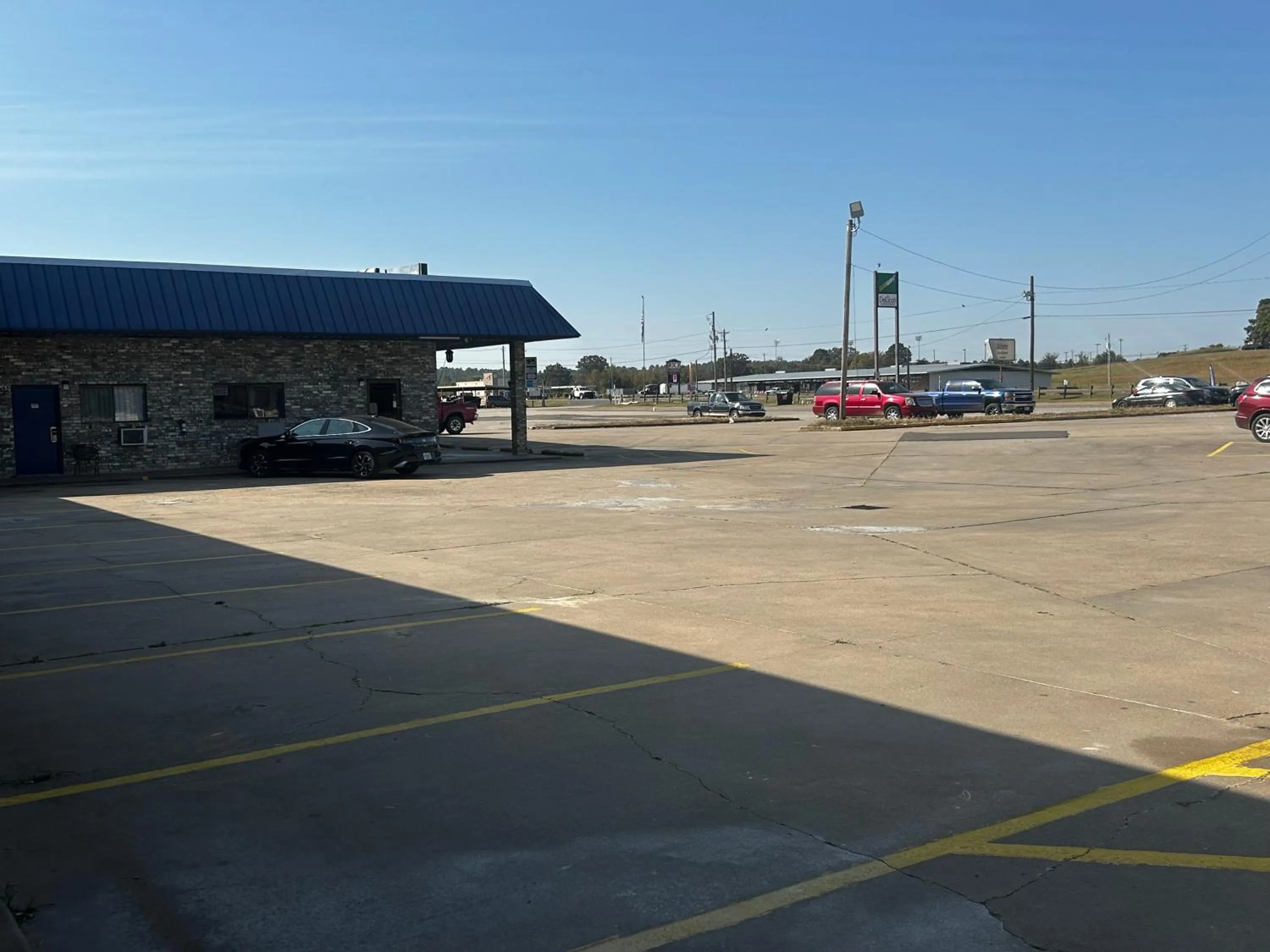 Inner courtyard view in Coachman's Inn & Suites