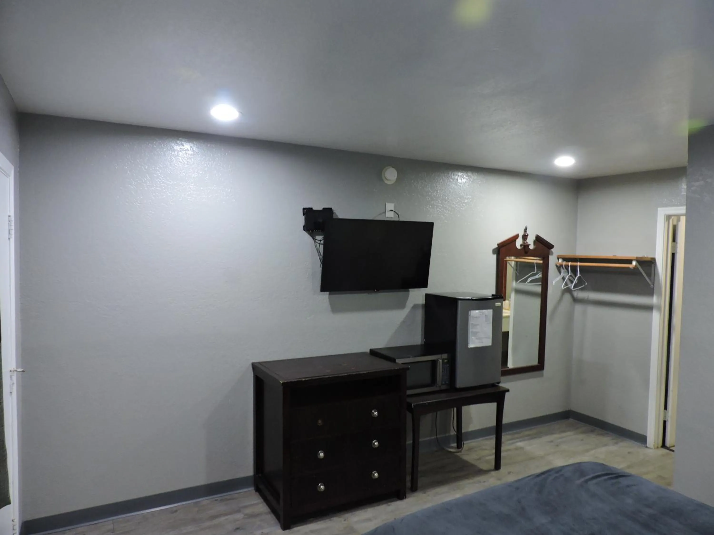 TV and multimedia in Coachman's Inn & Suites