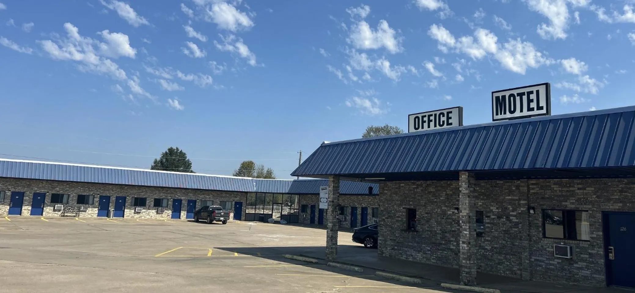 Property building in Coachman's Inn & Suites