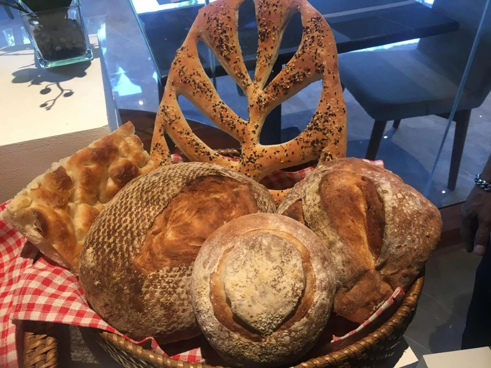 Restaurant/places to eat in Hayat Sky Towers