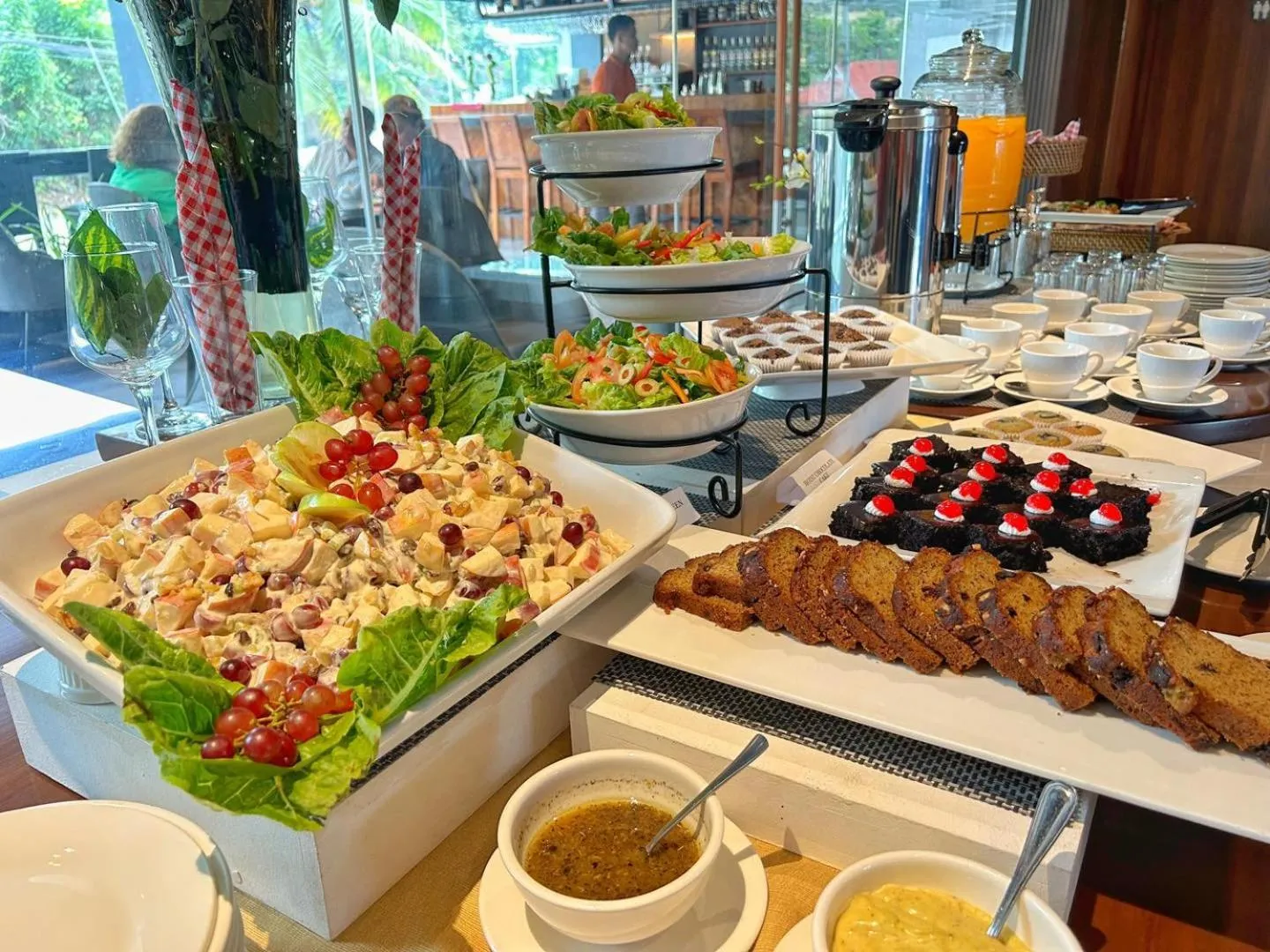 Restaurant/places to eat in Hayat Sky Towers