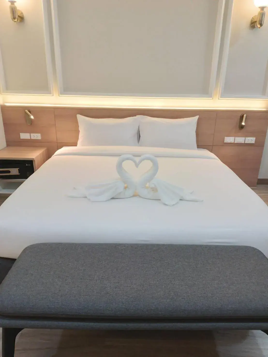 Bed in Mayflower Grande Suite Hotel Bed in Mayflower Grande Suite Hotel