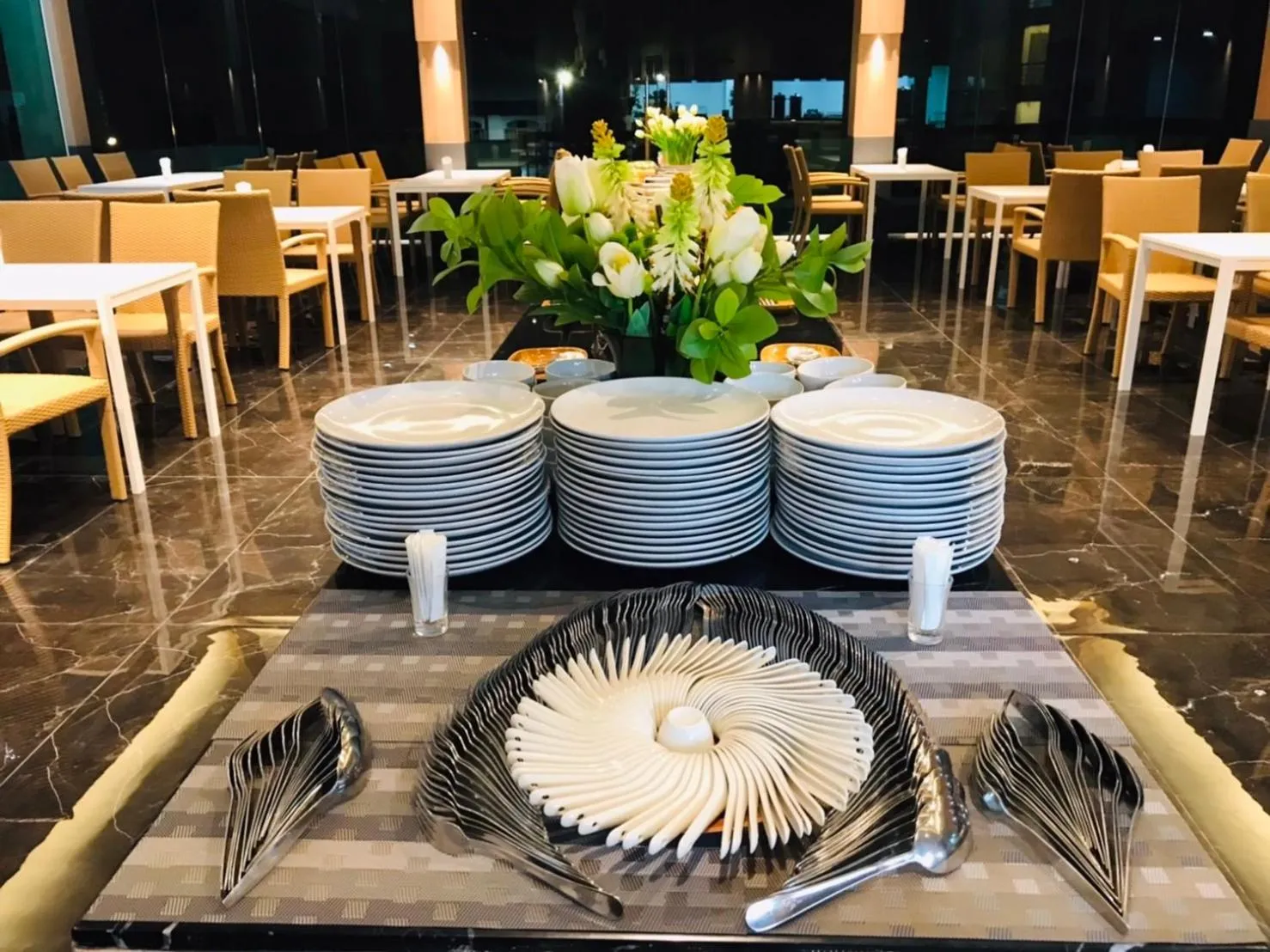 Restaurant/places to eat in Mayflower Grande Suite Hotel