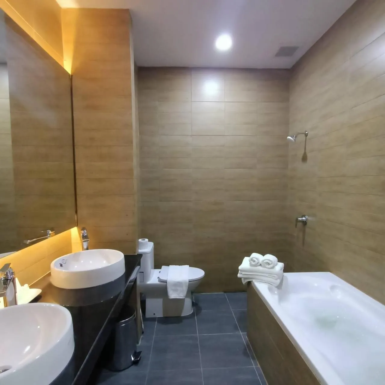 Shower in Mayflower Grande Suite Hotel