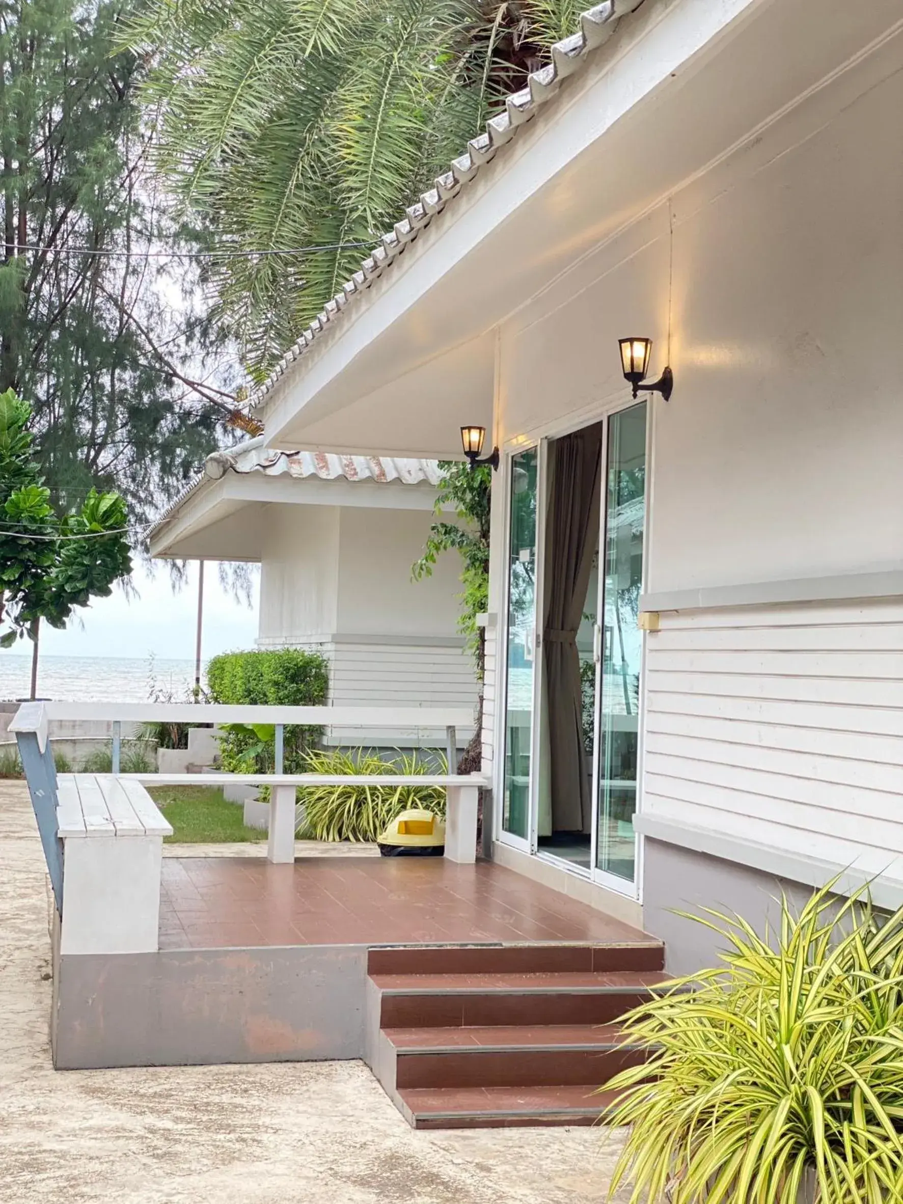 Deluxe Bungalow in Laemsing Natural Beach Resort Deluxe Bungalow in Laemsing Natural Beach Resort