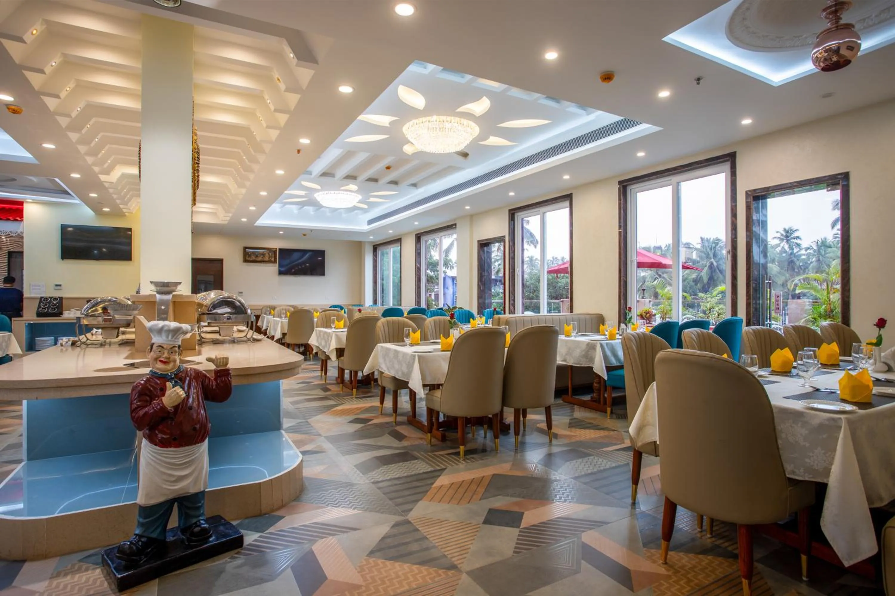 Restaurant/places to eat in The Avenue Grand