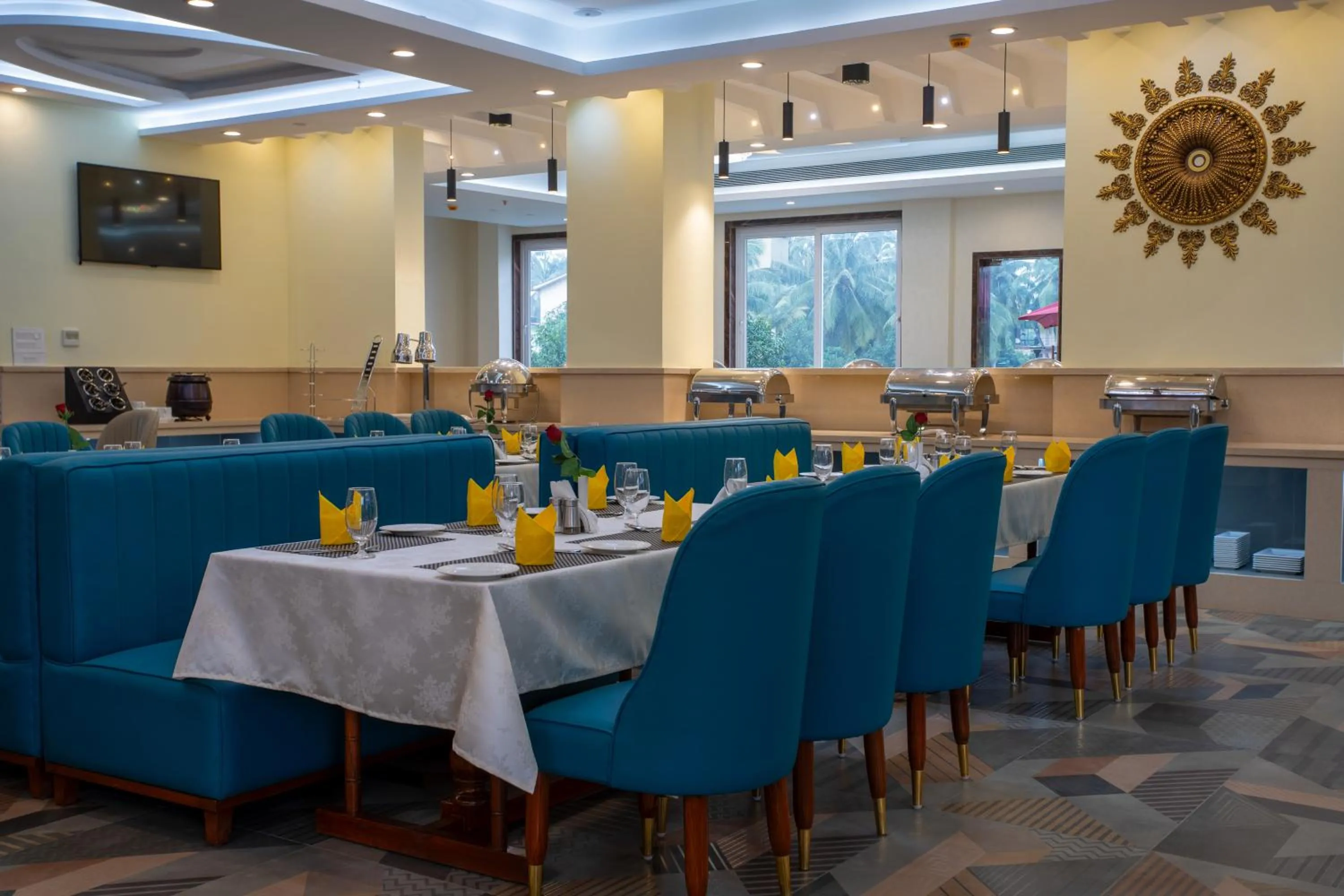 Restaurant/places to eat in The Avenue Grand