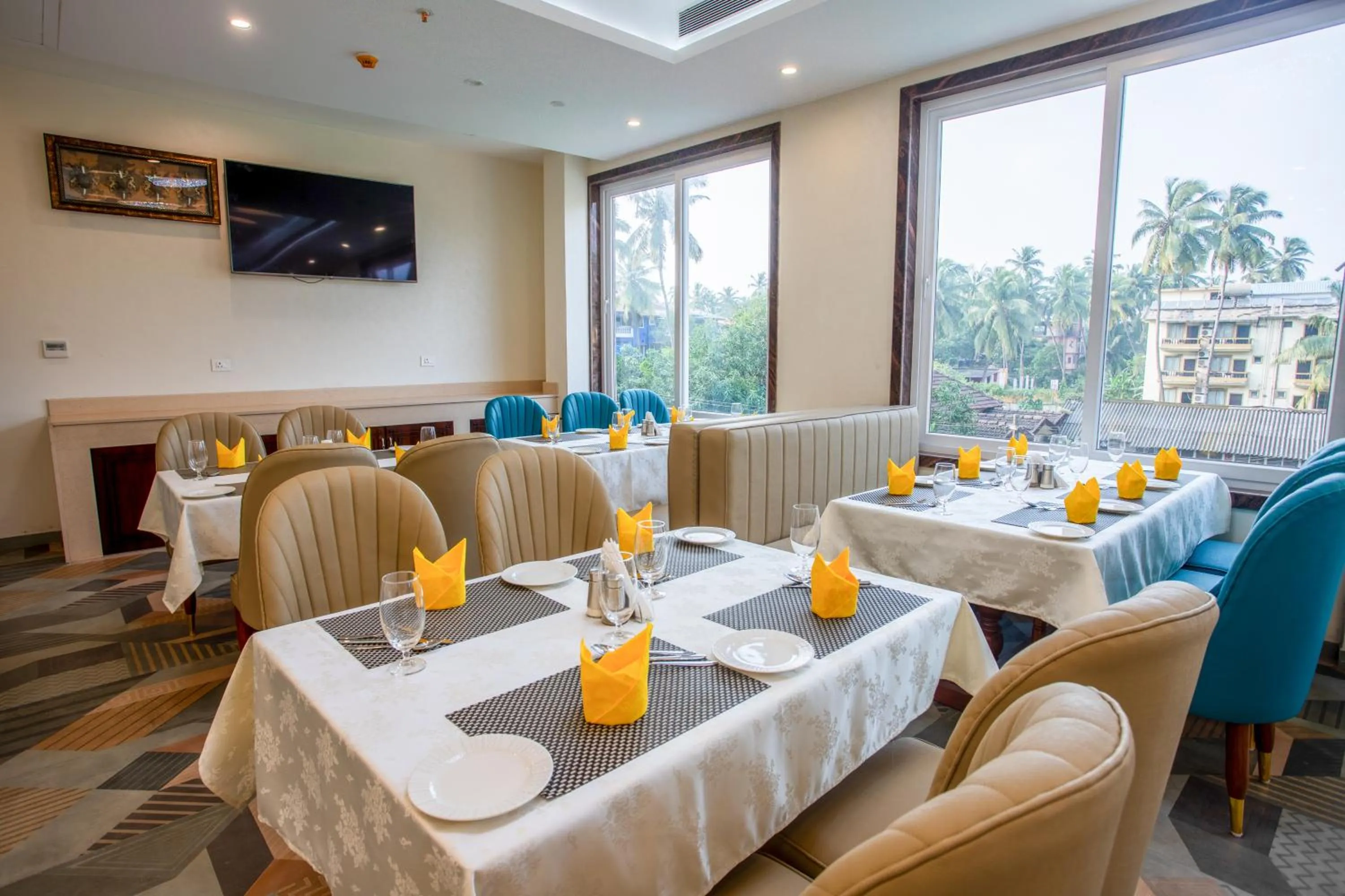 Restaurant/places to eat in The Avenue Grand