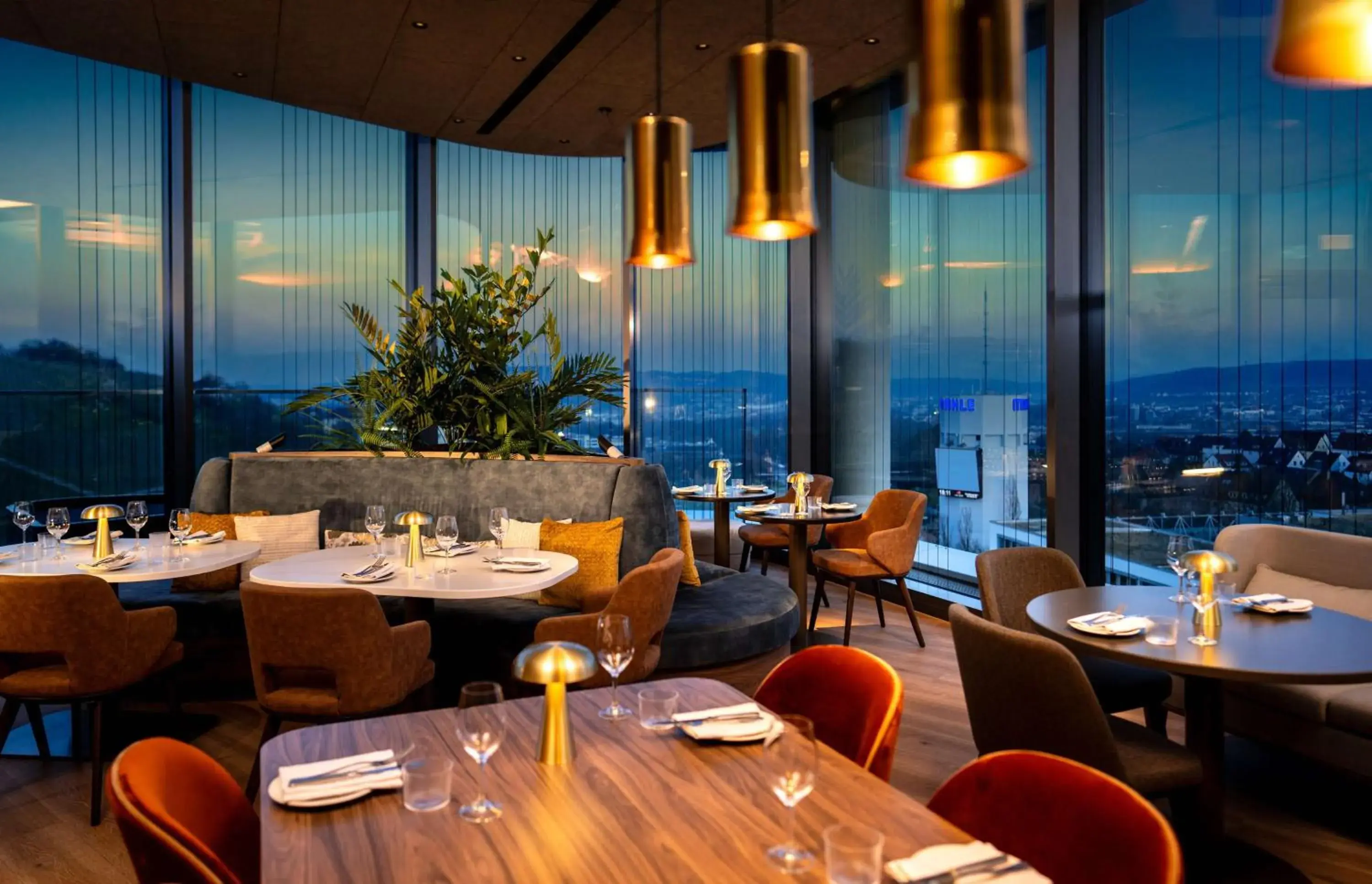 Restaurant/places to eat in Radisson Blu Hotel at Porsche Design Tower Stuttgart Restaurant/places to eat in Radisson Blu Hotel at Porsche Design Tower Stuttgart