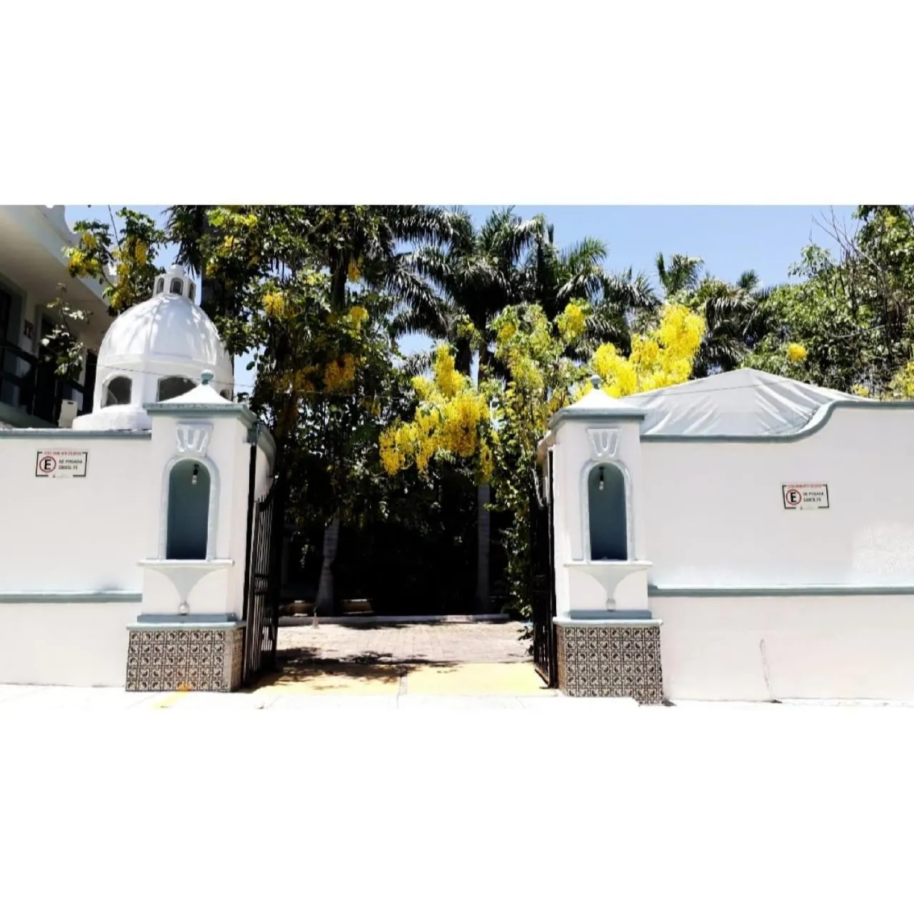 Facade/entrance in Hotel Posada Santa Fe