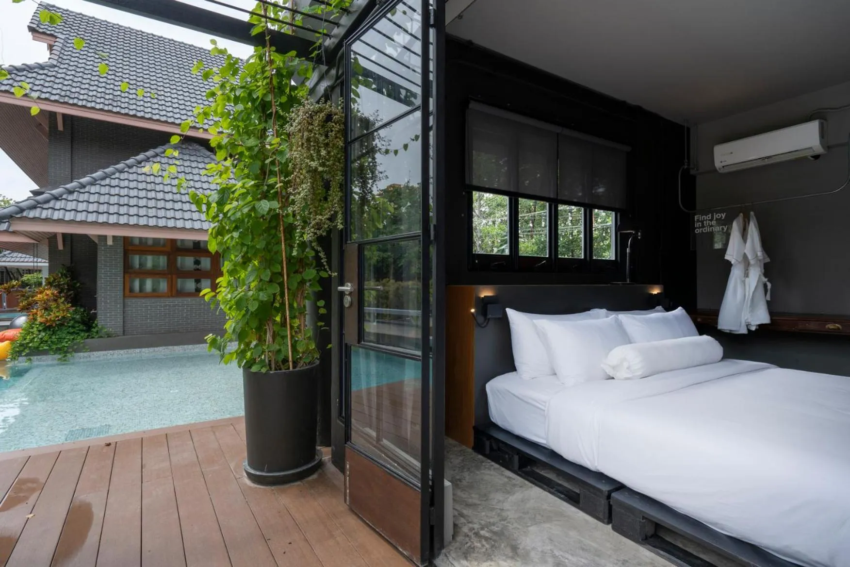 Pool view, Bed in Phrip Phri Luxury Pool Villas