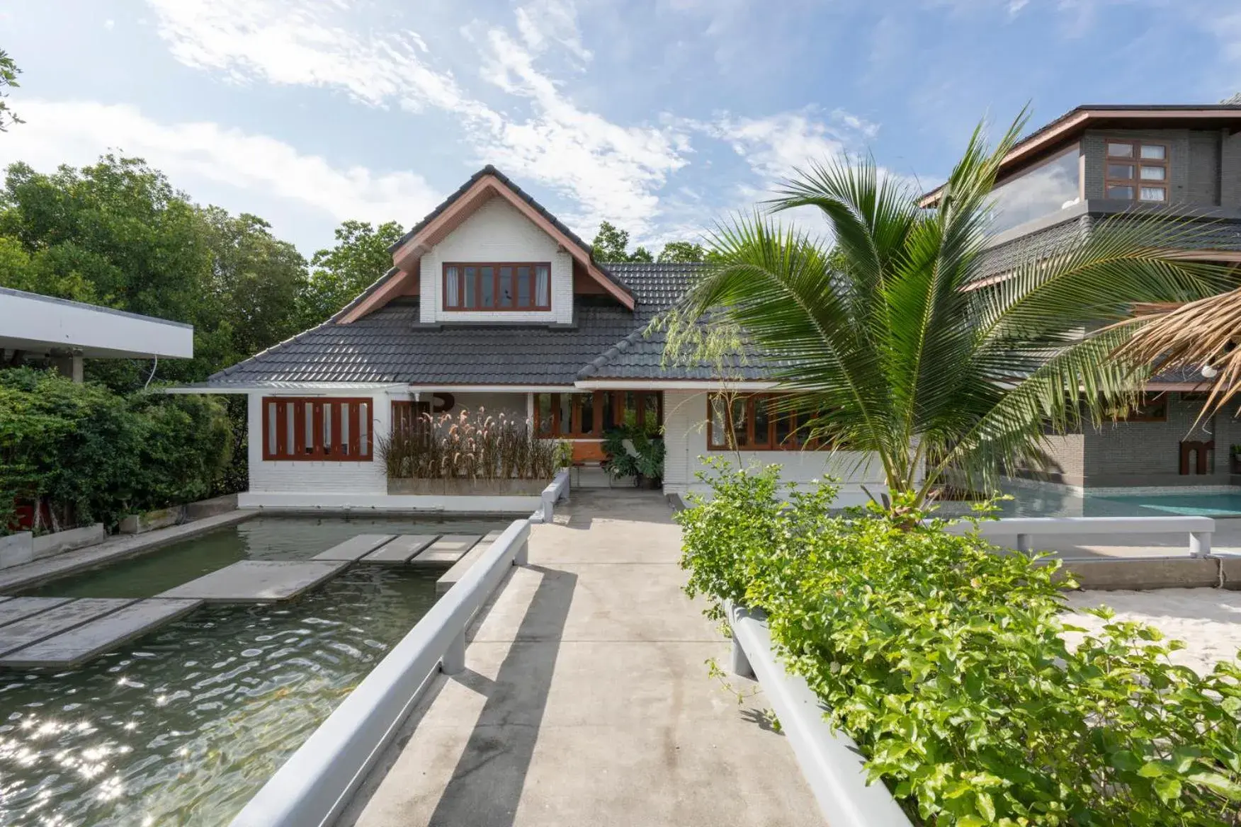 Property building in Phrip Phri Luxury Pool Villas Property building in Phrip Phri Luxury Pool Villas