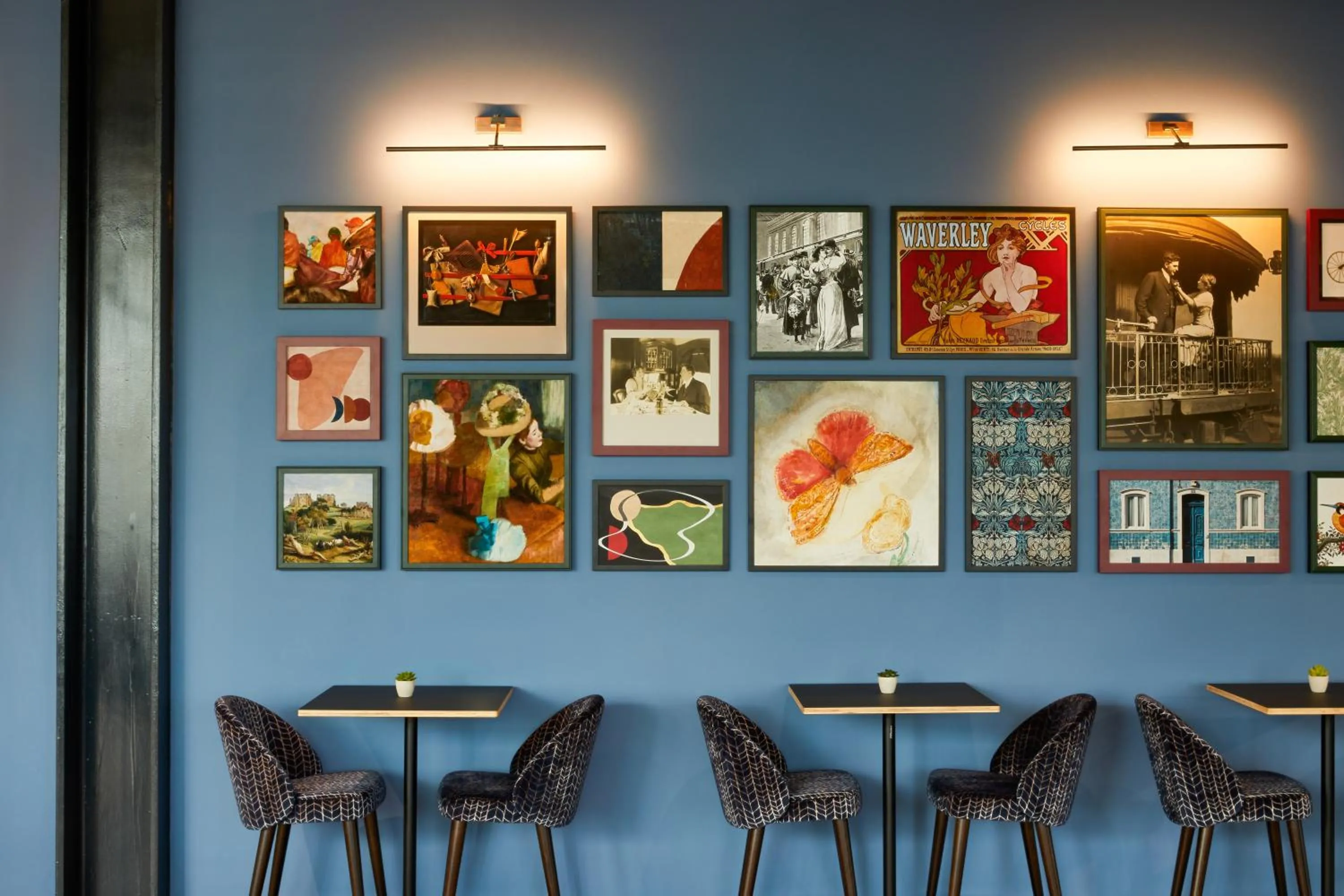 Lounge or bar in Hotel Indigo Coventry by IHG