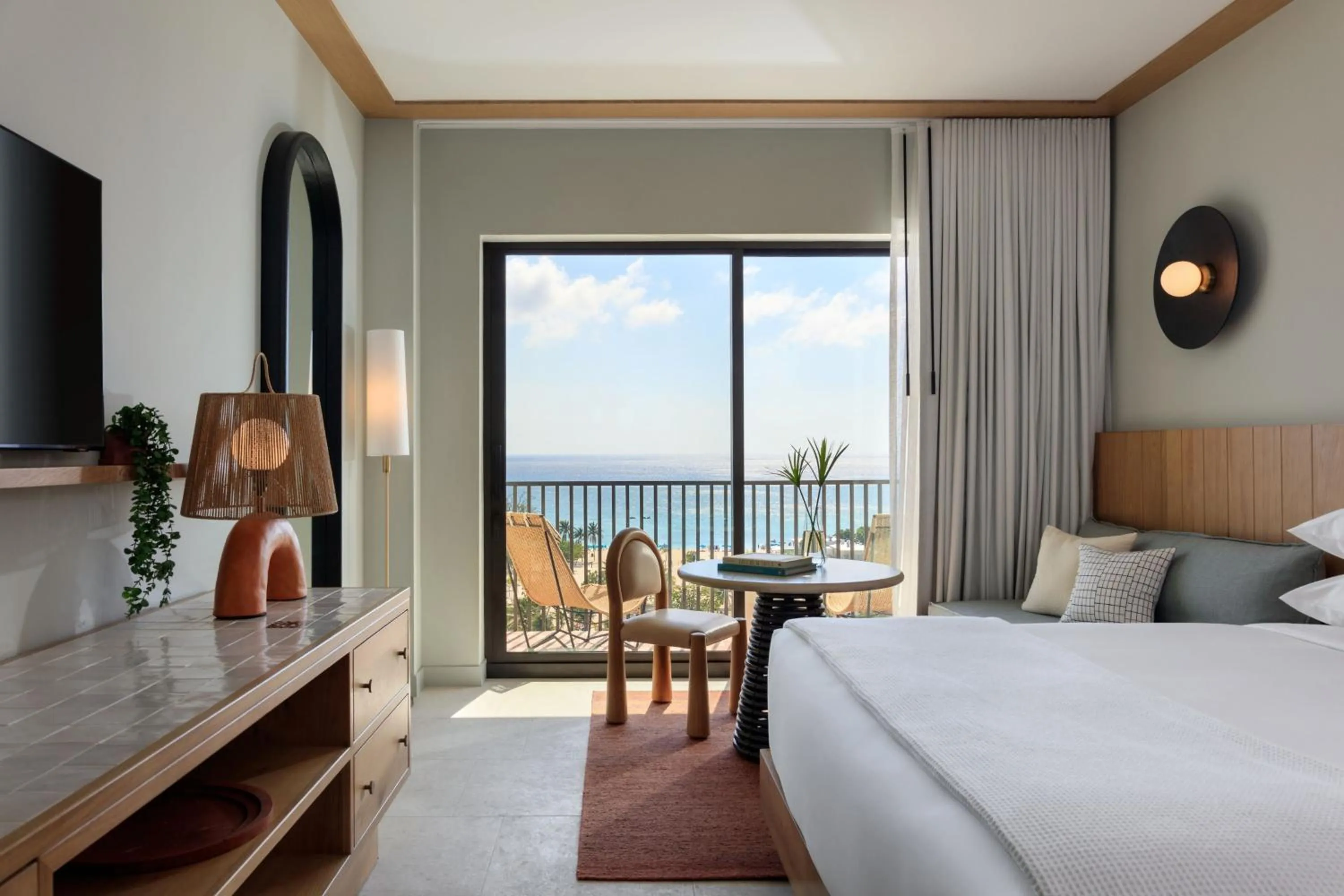 Photo of the whole room, Bed in Hotel Indigo Grand Cayman by IHG
