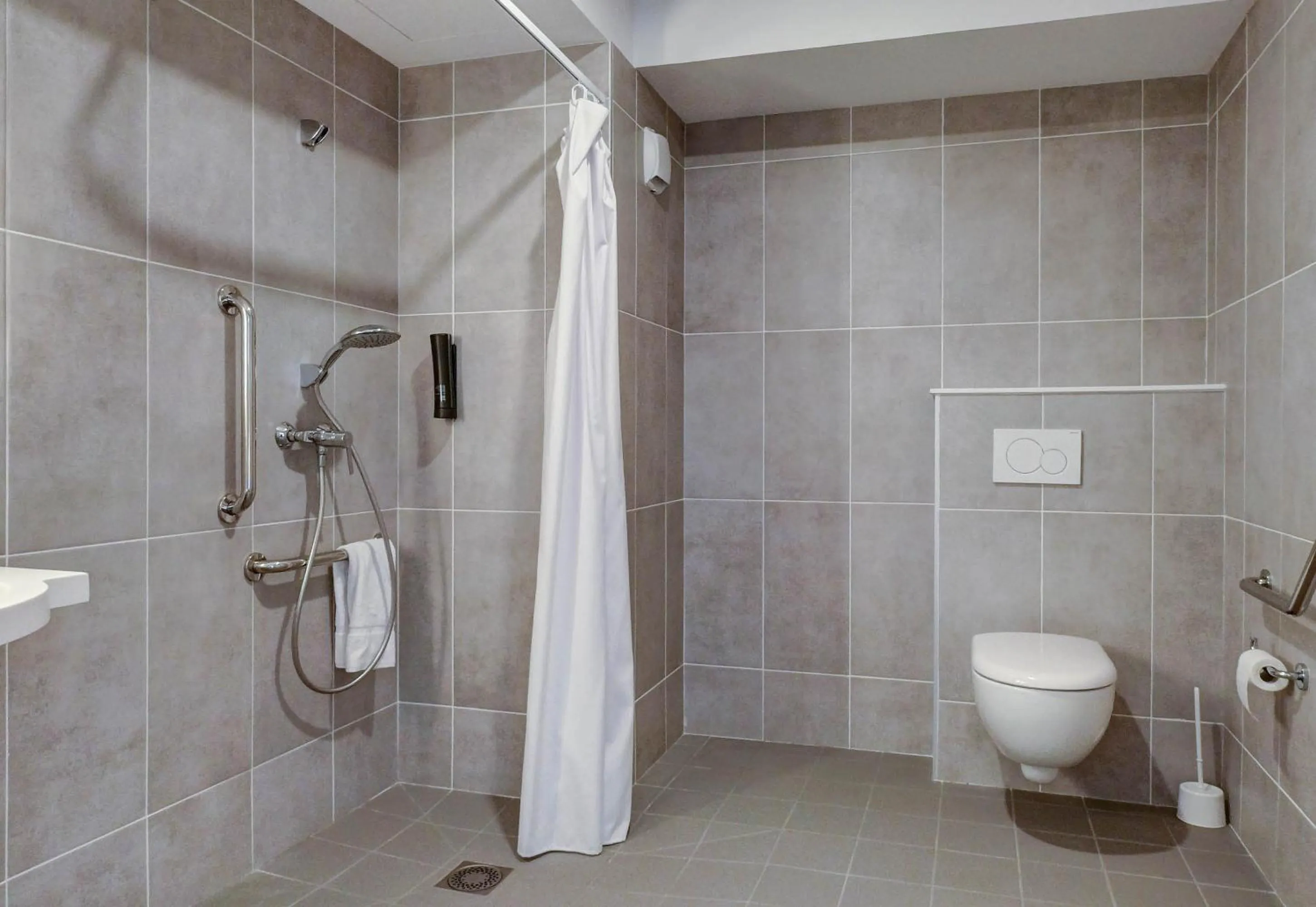 Bathroom in B&B HOTEL Besançon Valentin