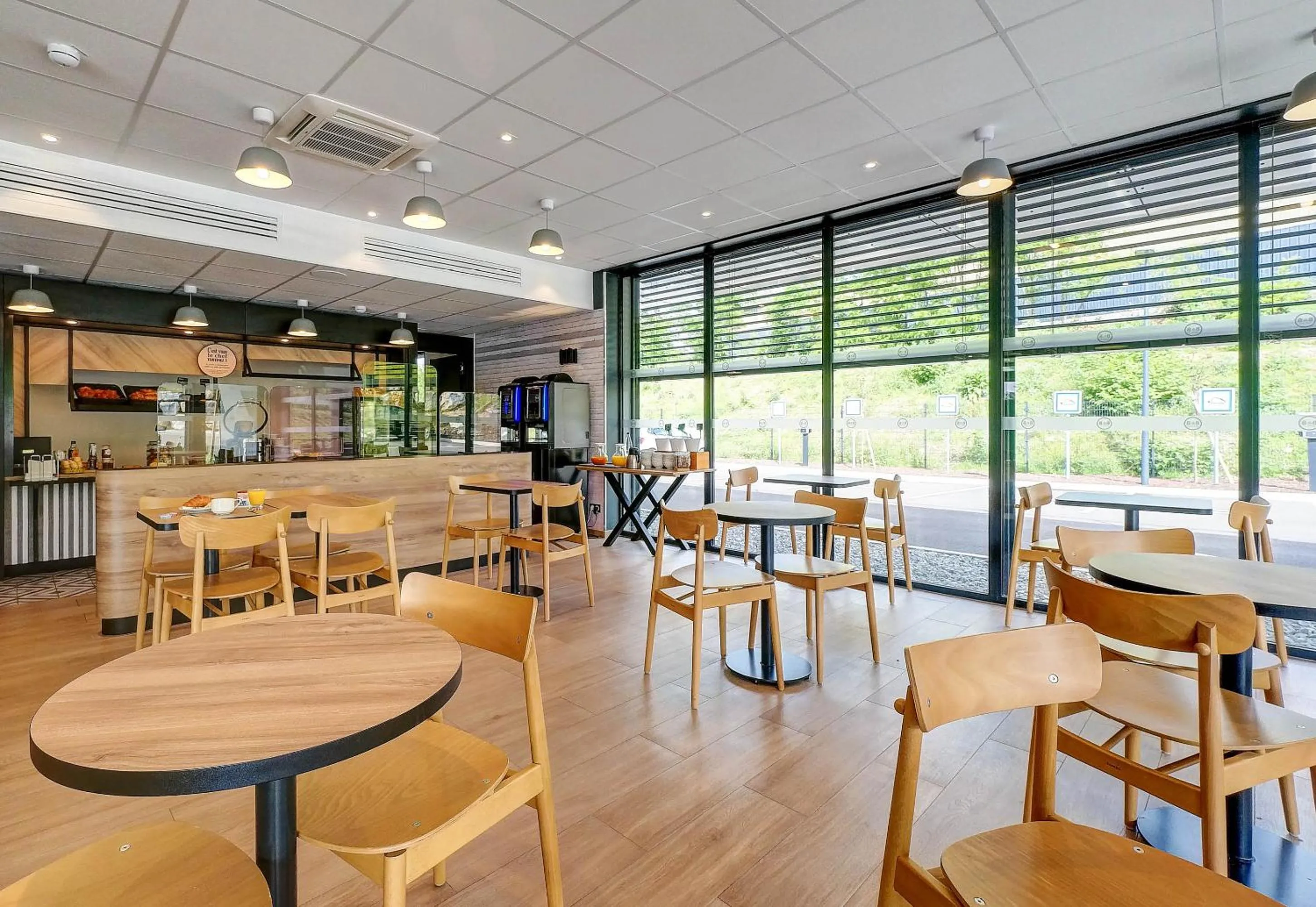 Restaurant/places to eat in B&B HOTEL Besançon Valentin