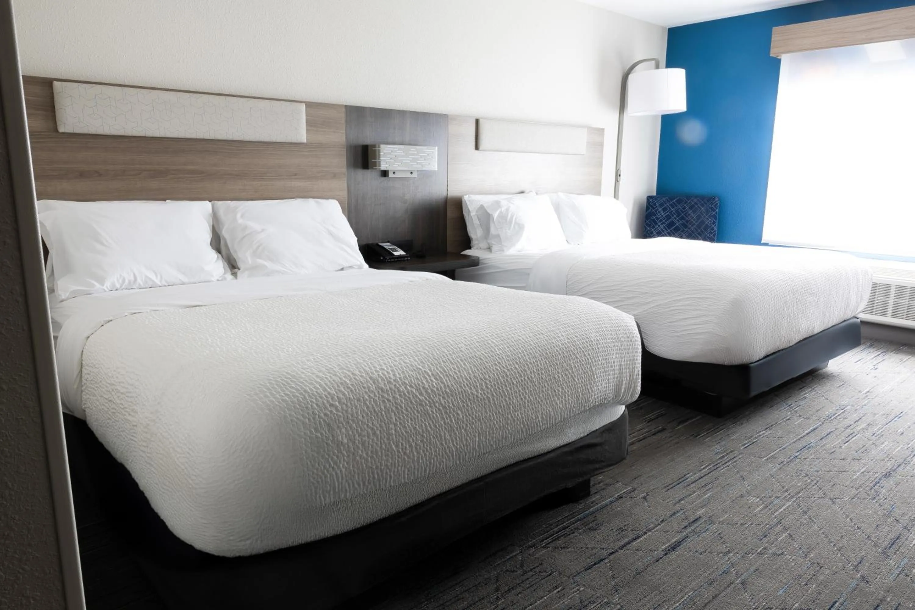 Bed in Holiday Inn Express & Suites Mansfield - Ontario by IHG