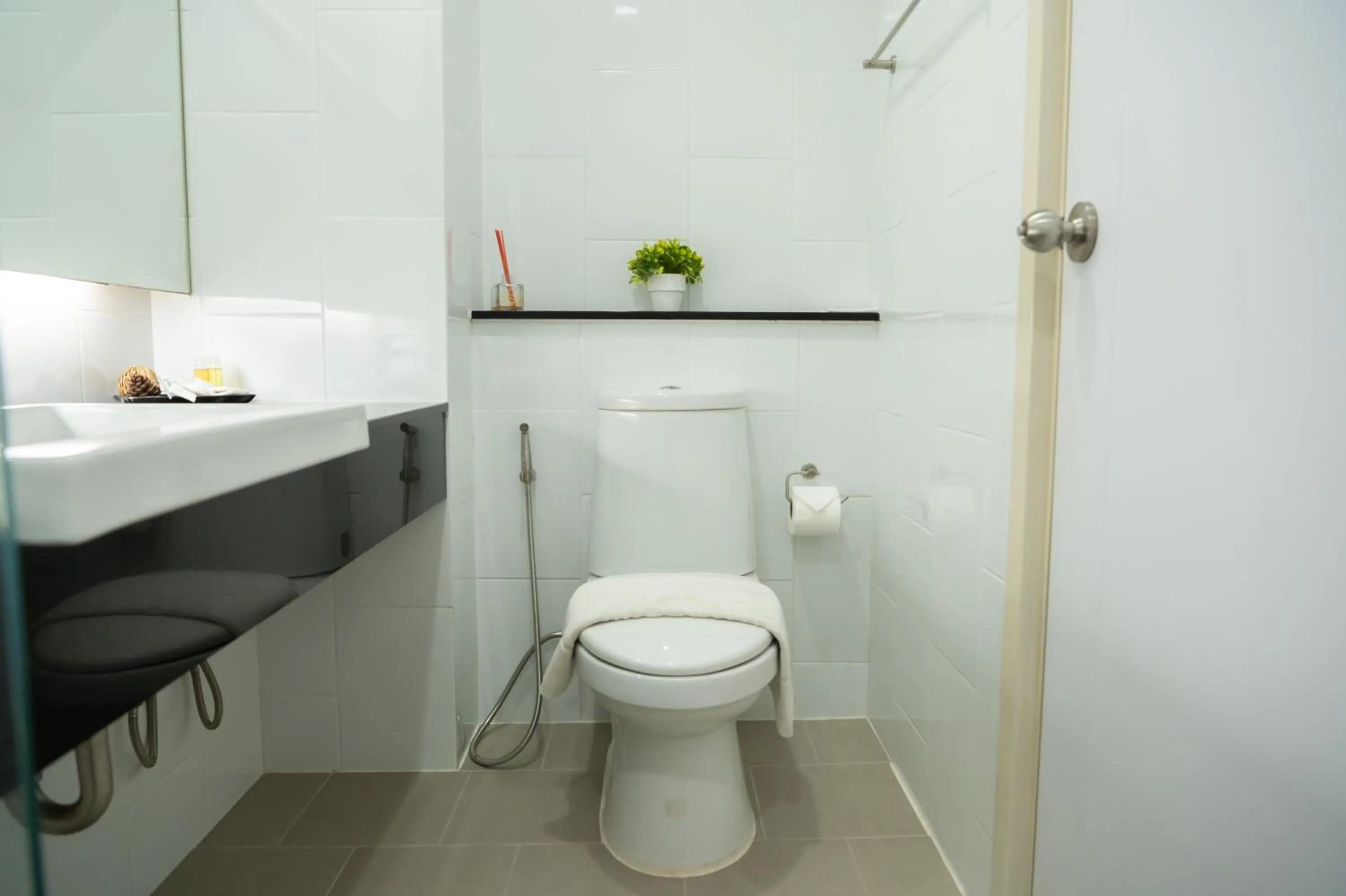 Toilet in Guuden Huahin Hotel