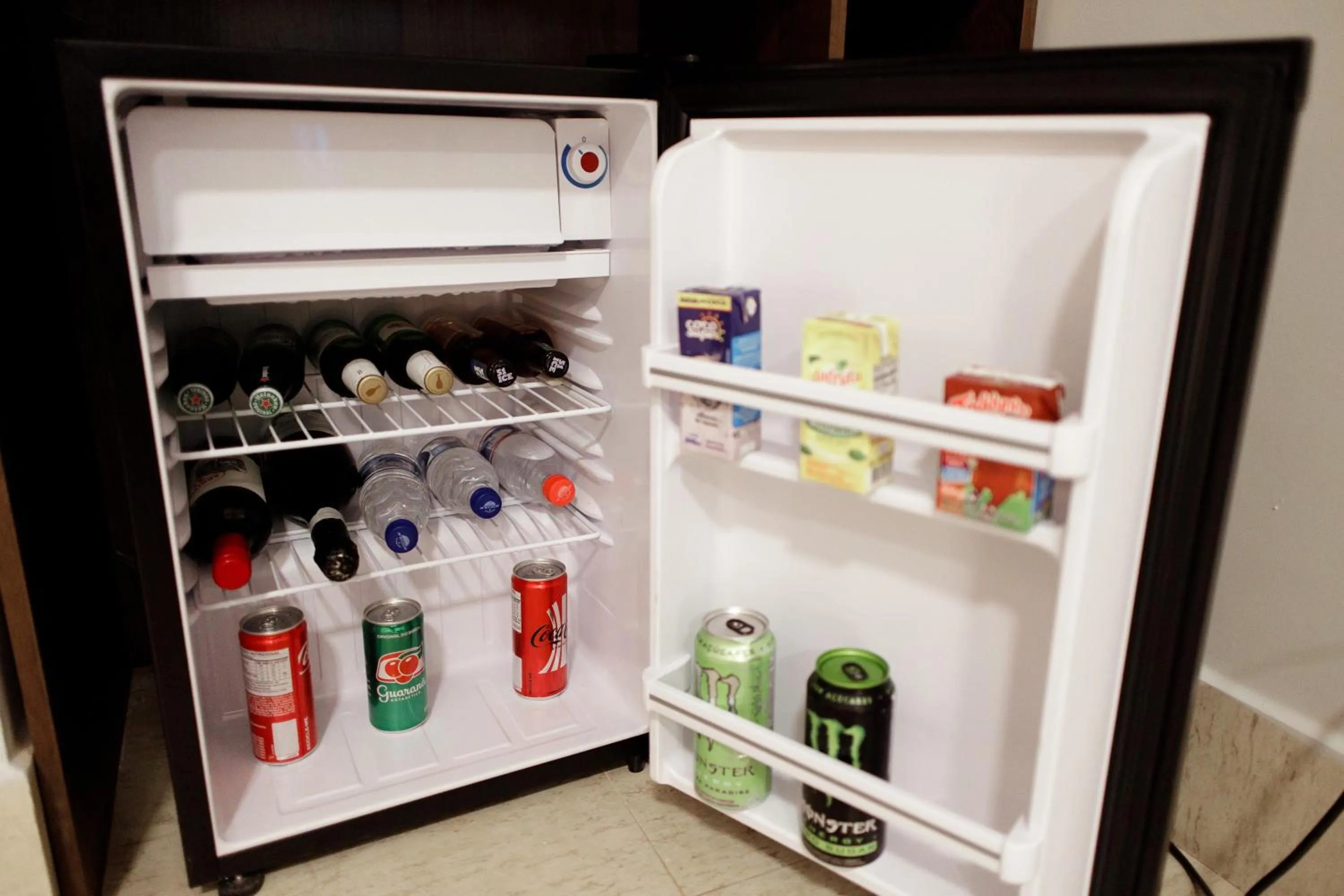 minibar in Roma Hotel by H Hotéis - Airport