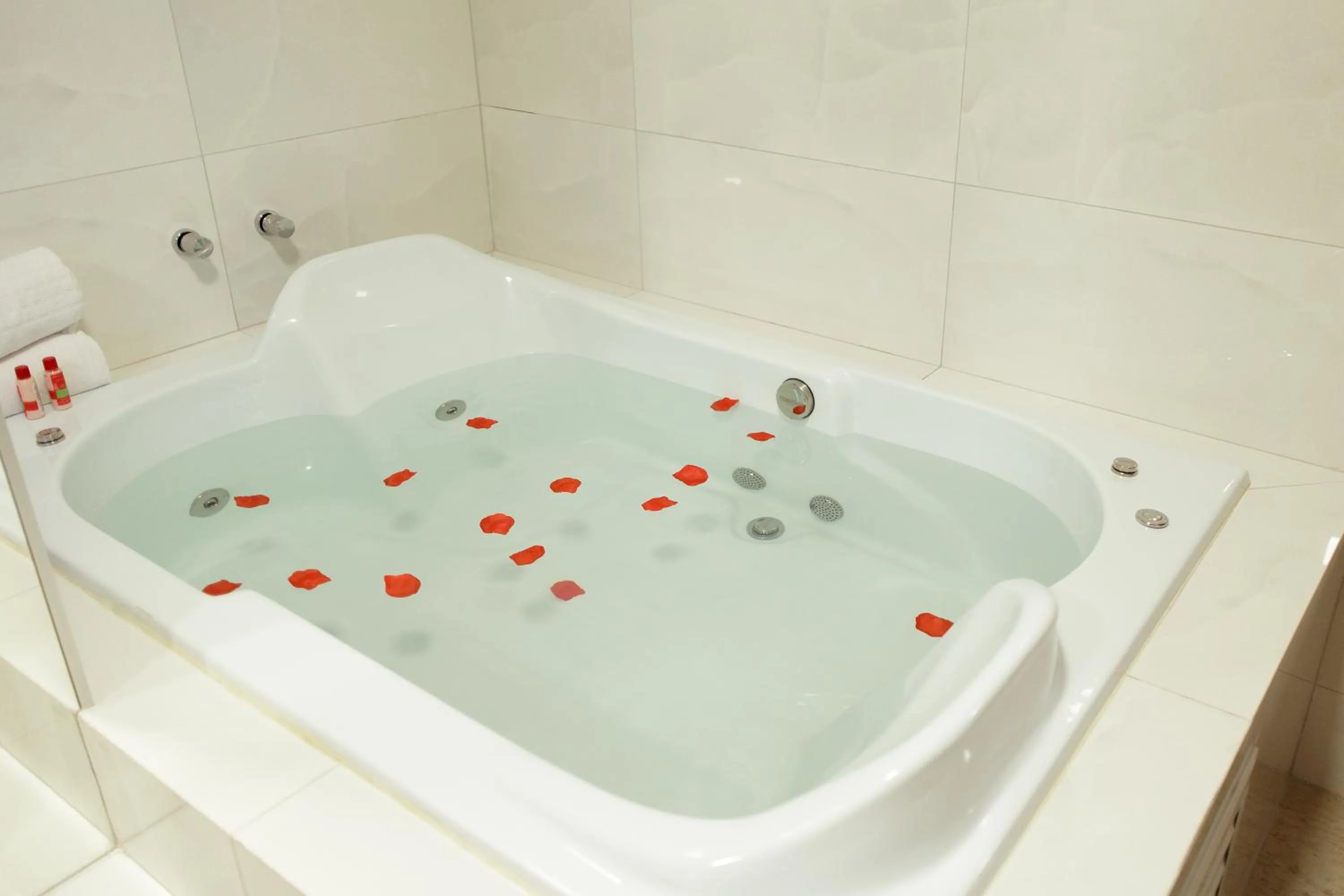 Hot Tub in Roma Hotel by H Hotéis - Airport