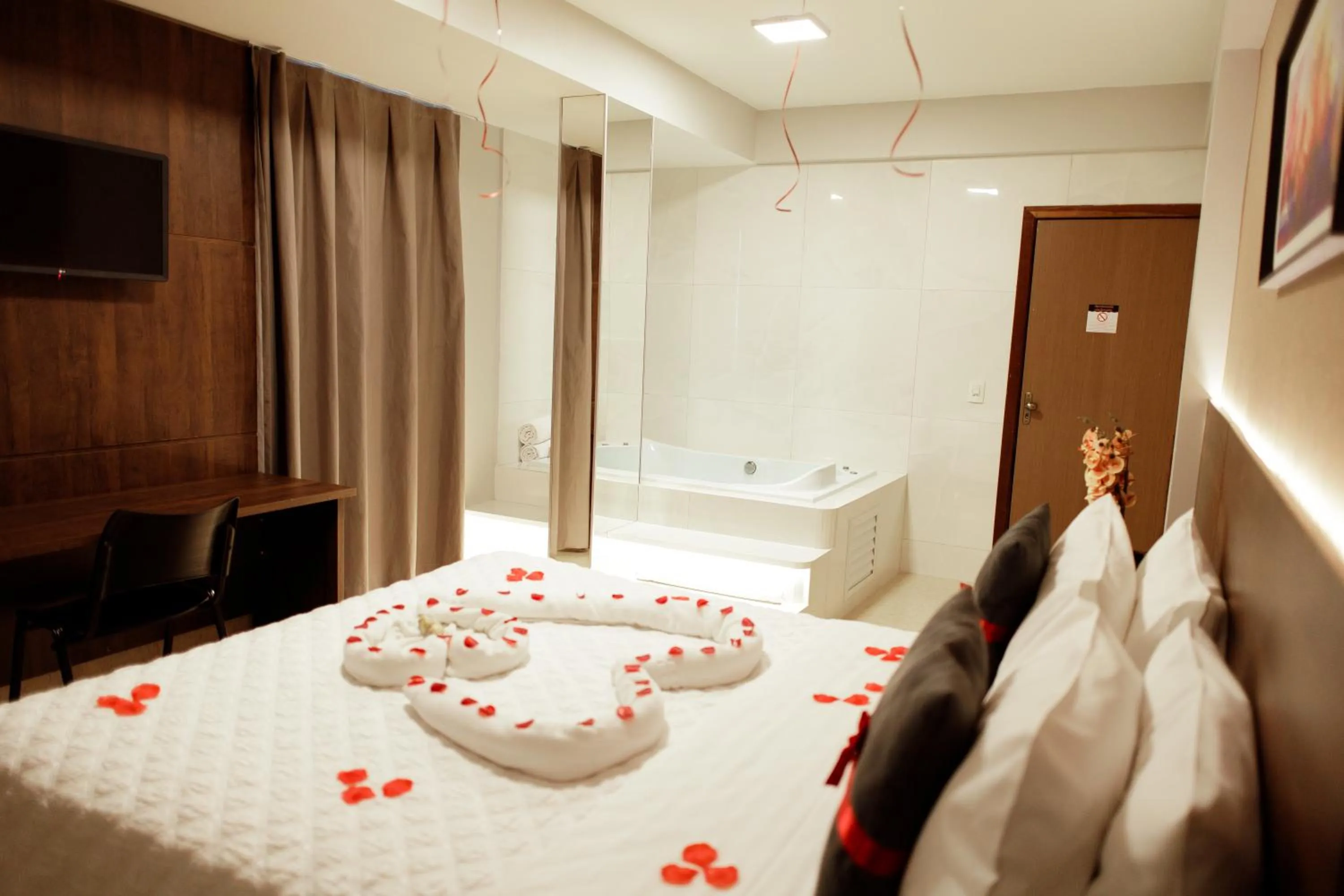 Bedroom, Bed in Roma Hotel by H Hotéis - Airport