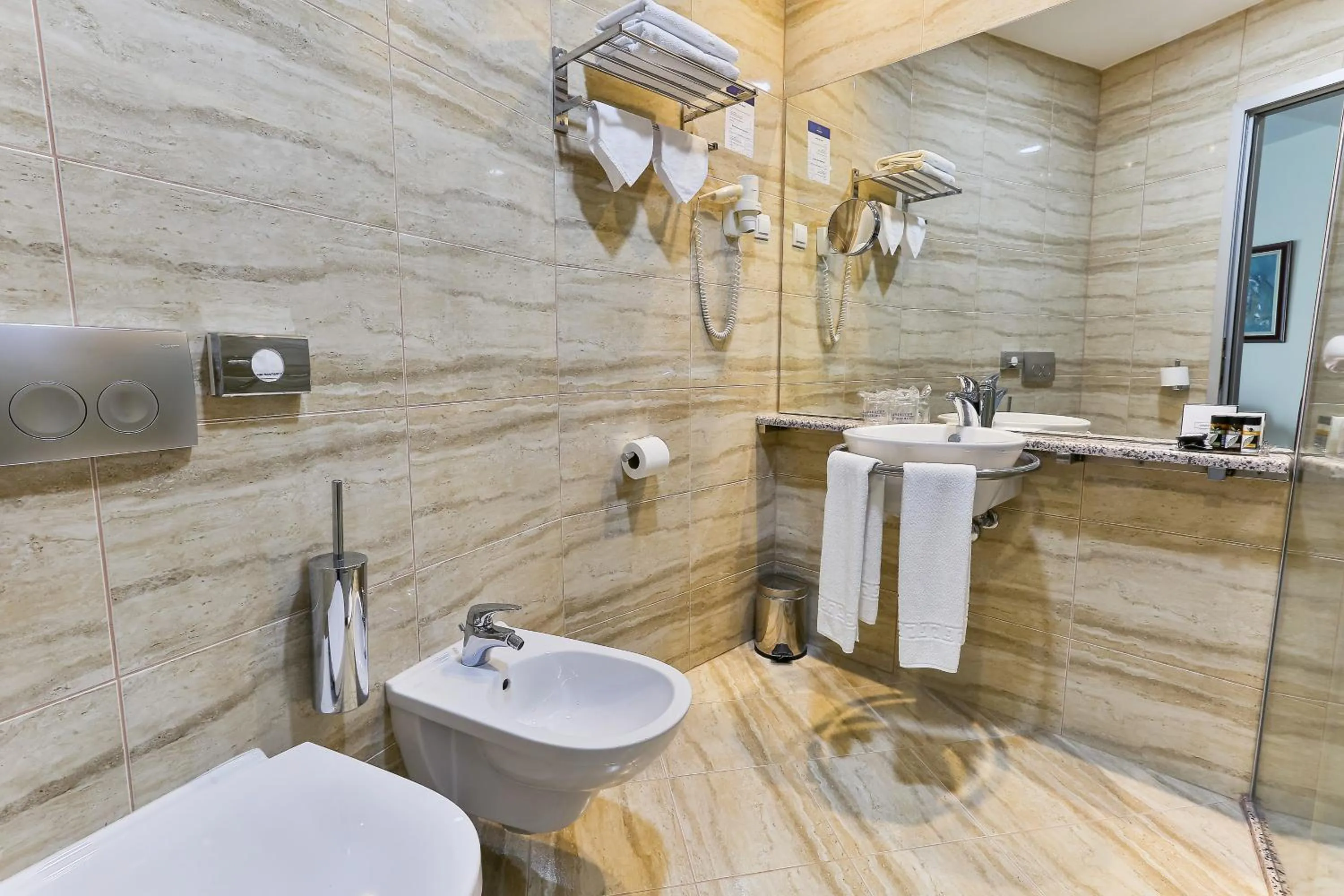 Bathroom in Kings Park Hotel