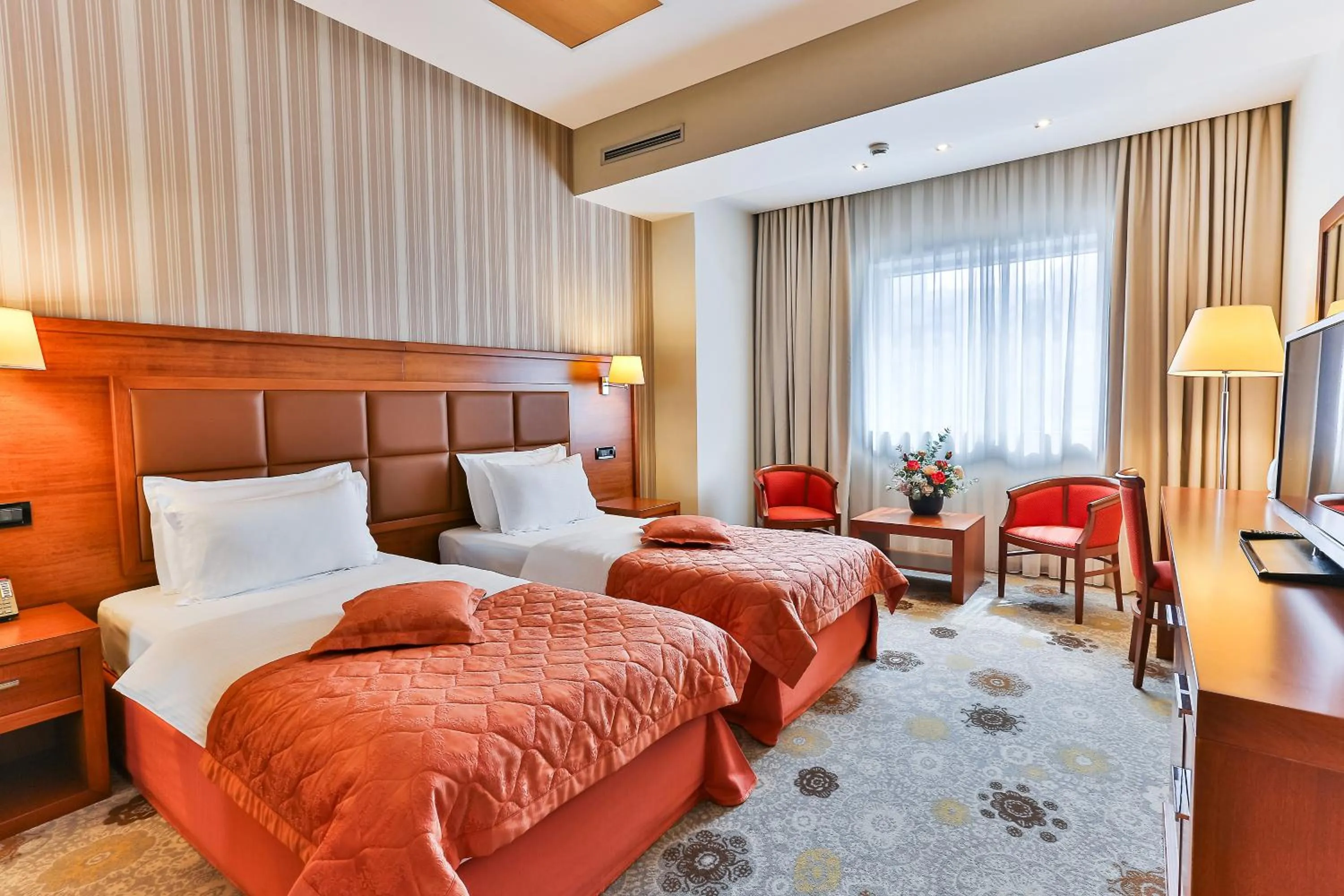 Photo of the whole room, Bed in Kings Park Hotel