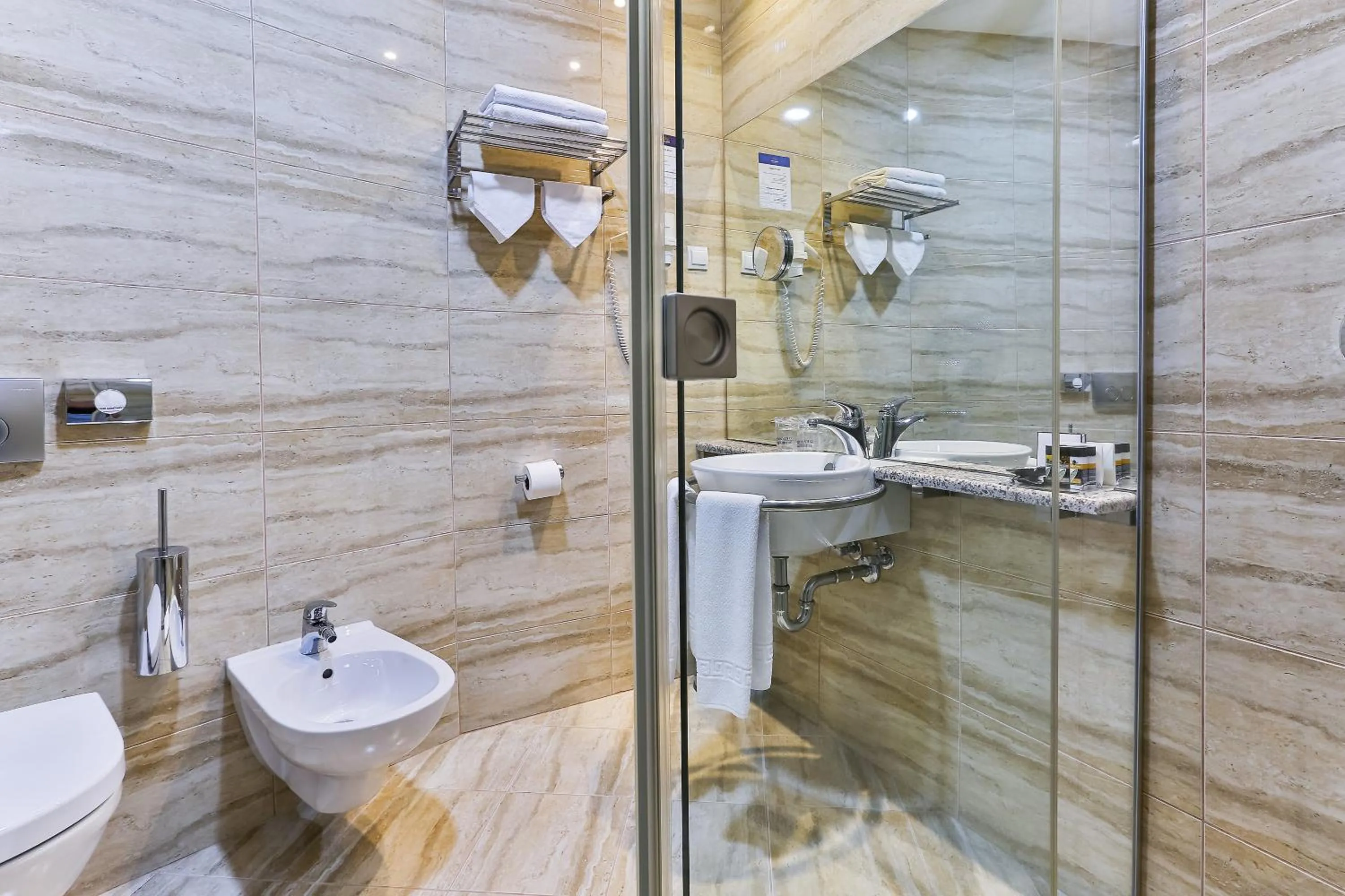 Bathroom in Kings Park Hotel