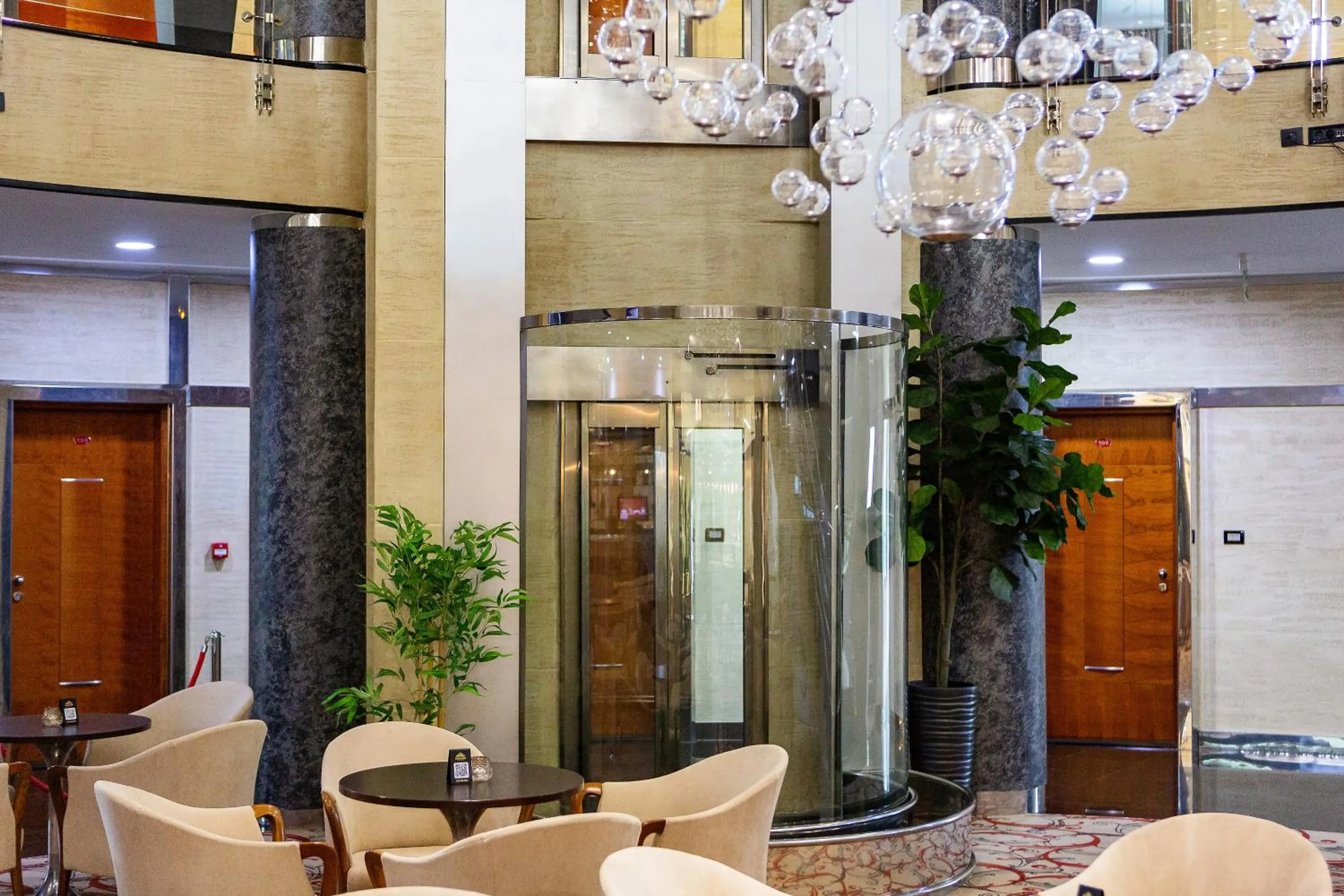 elevator in Kings Park Hotel