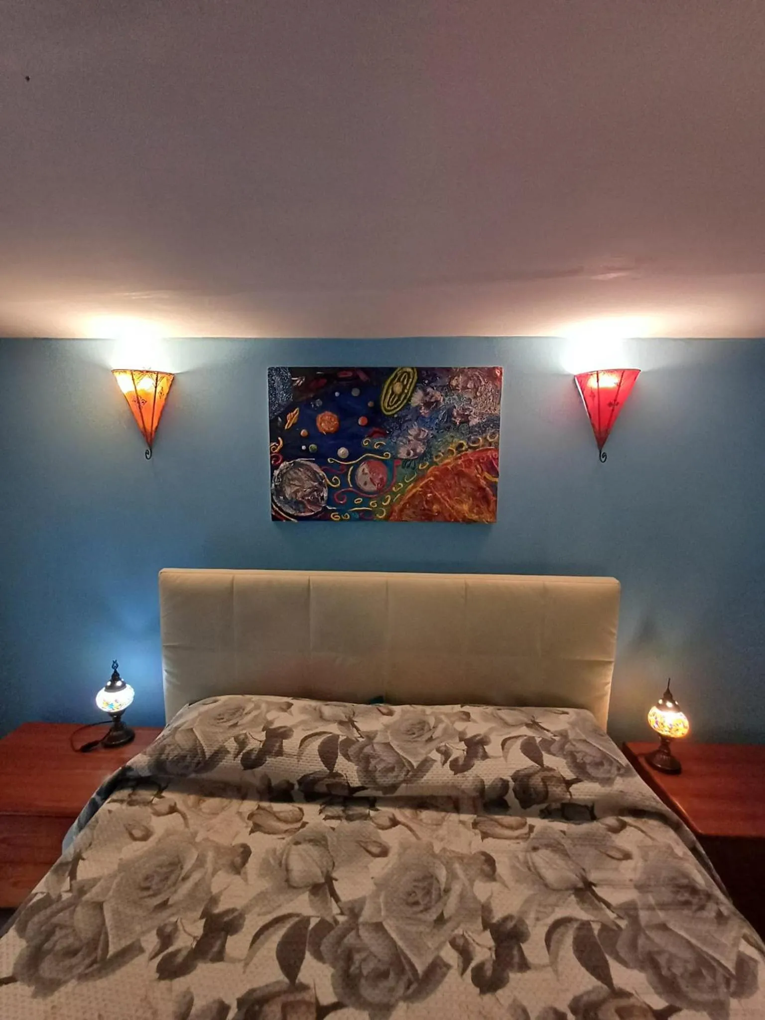 Bed in GoldenCube Guest House
