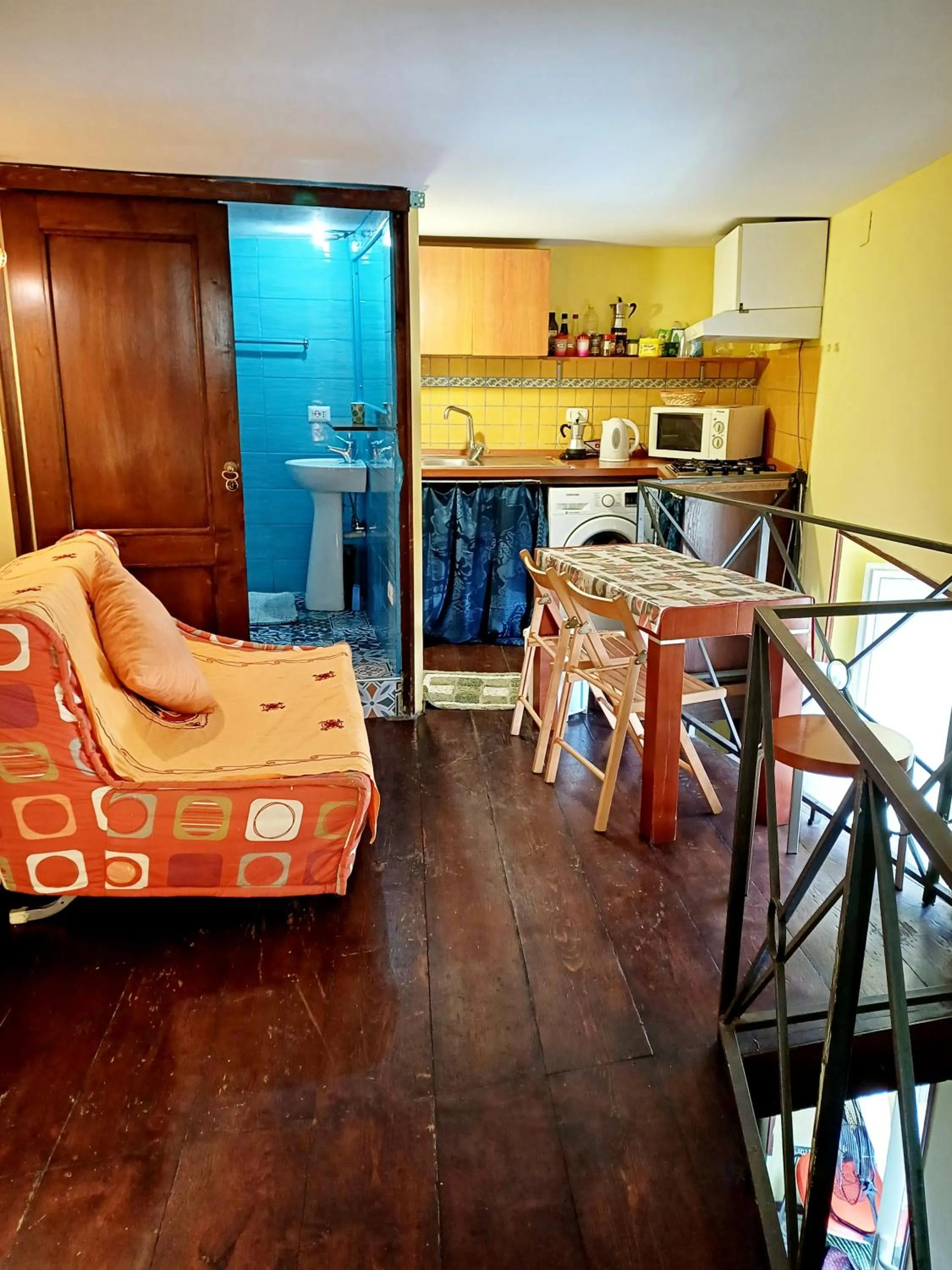 Living room in GoldenCube Guest House
