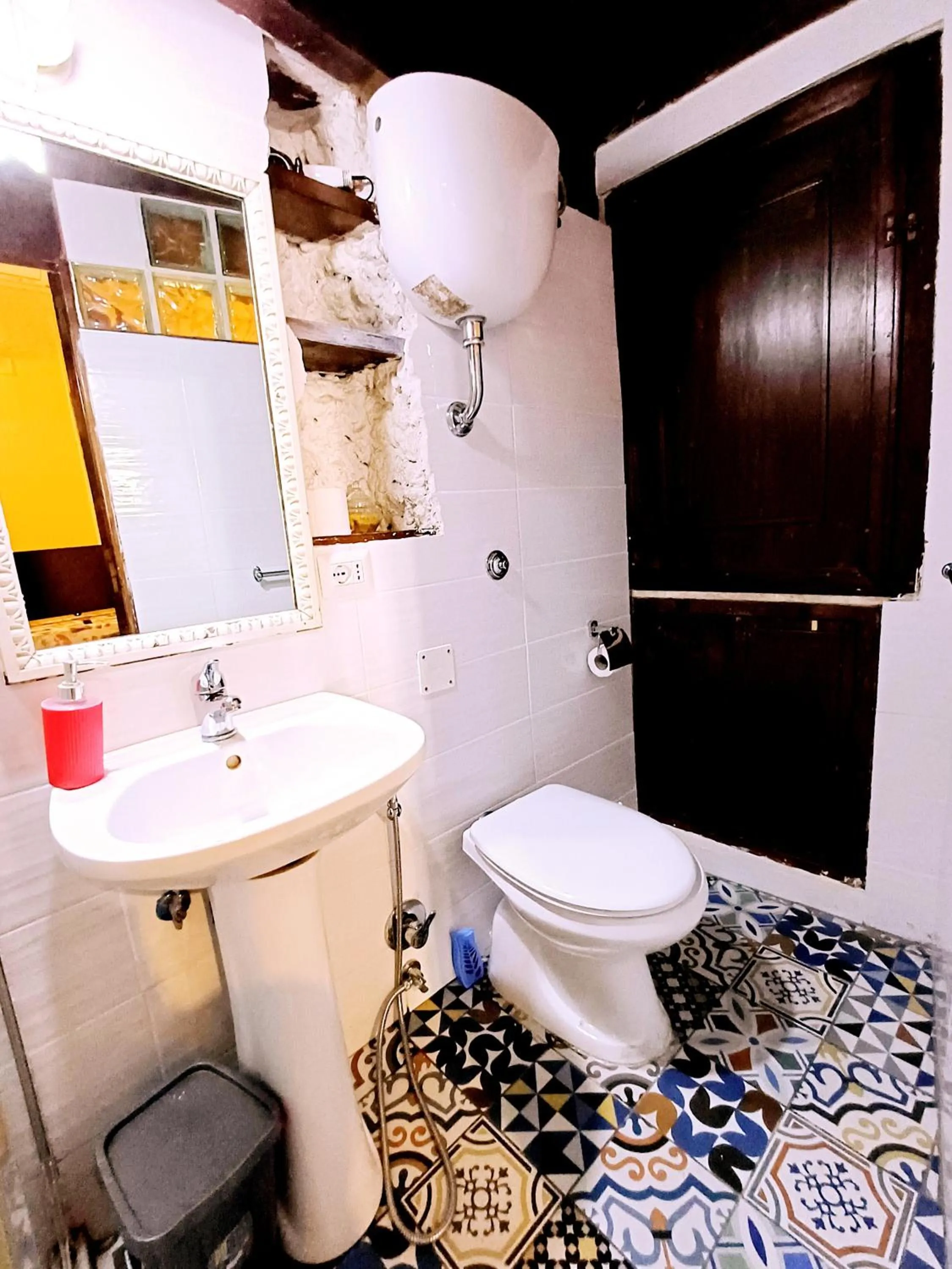 Toilet in GoldenCube Guest House