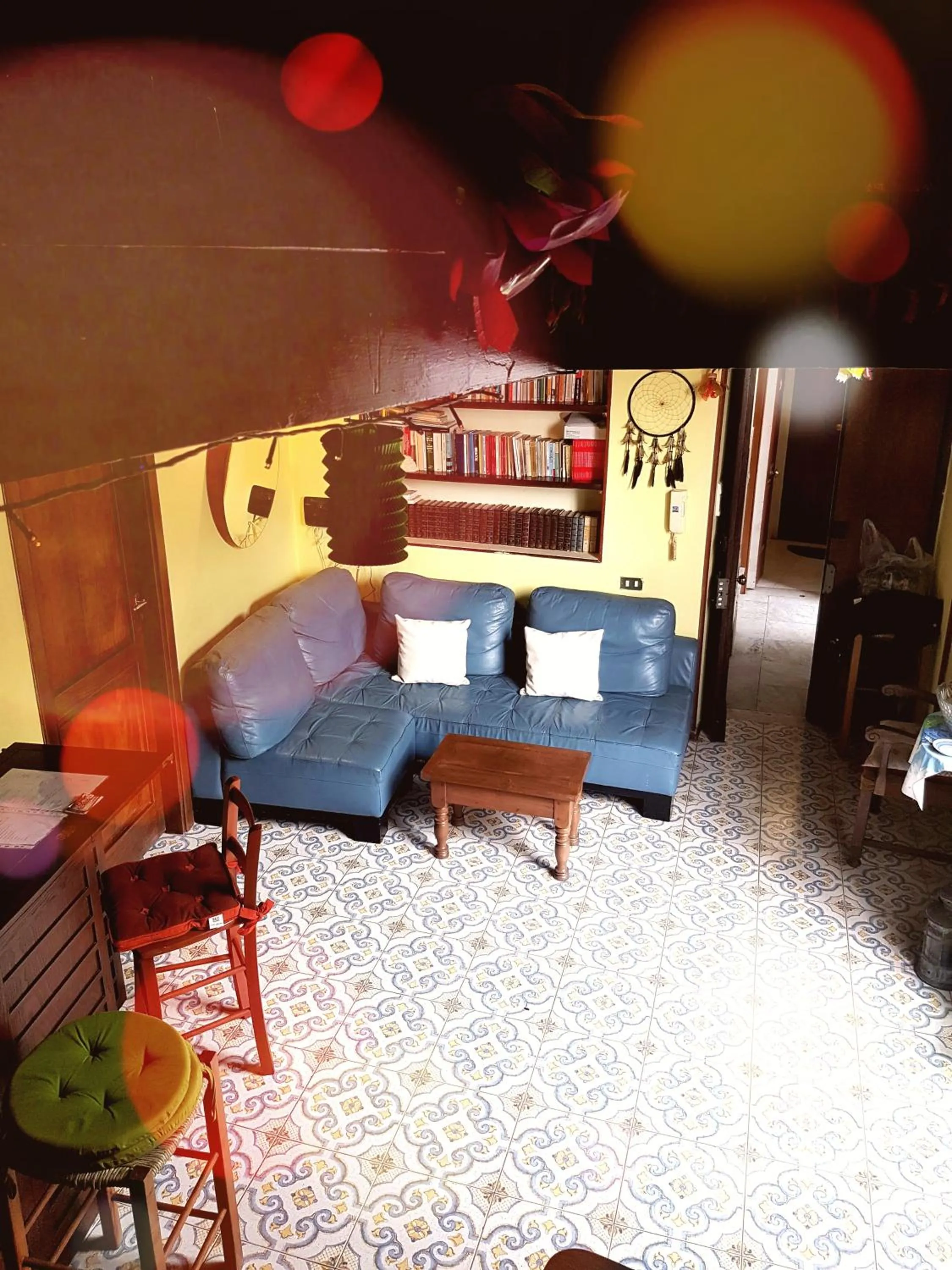 Communal lounge/ TV room in GoldenCube Guest House