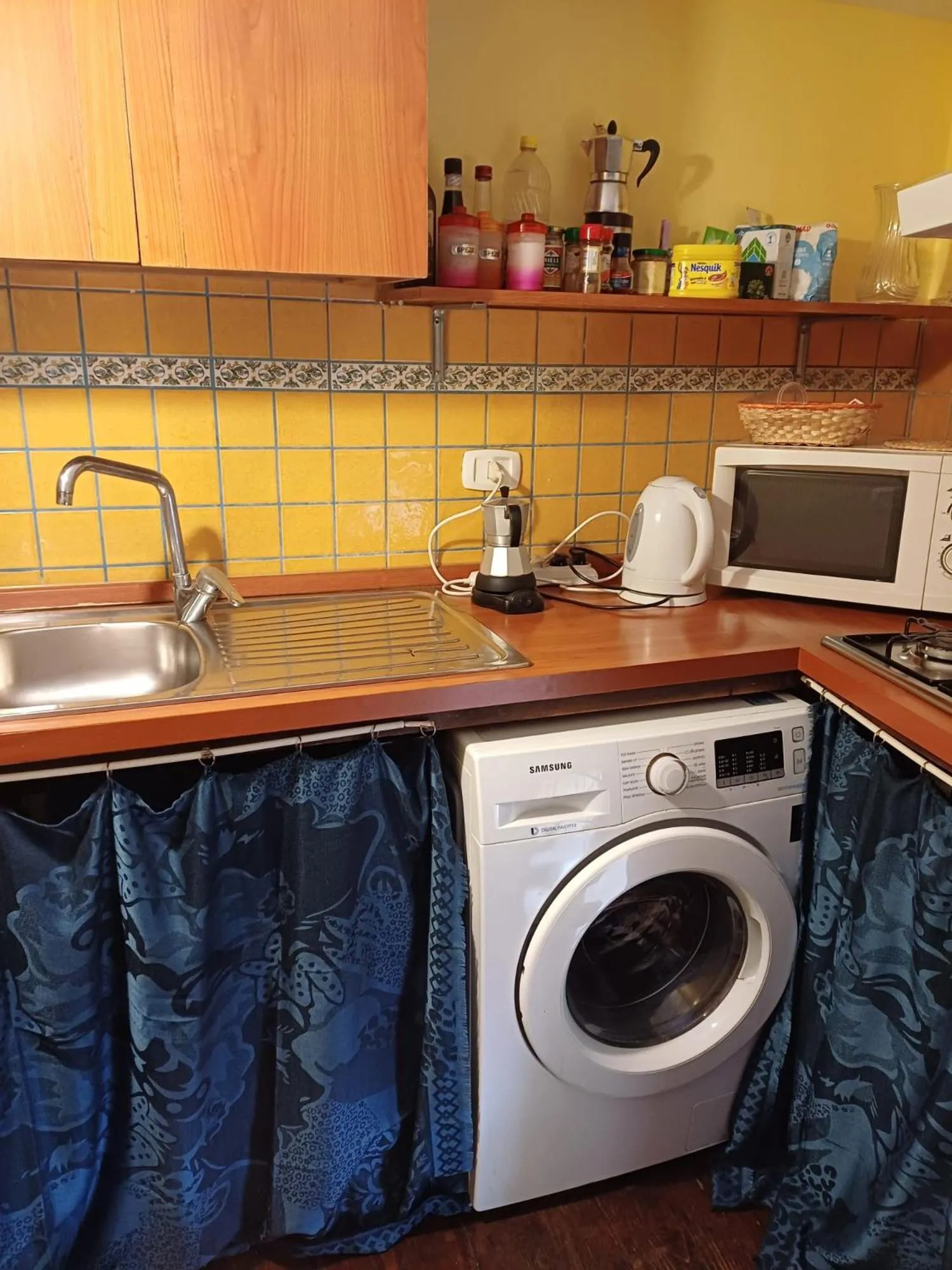 GoldenCube Guest House