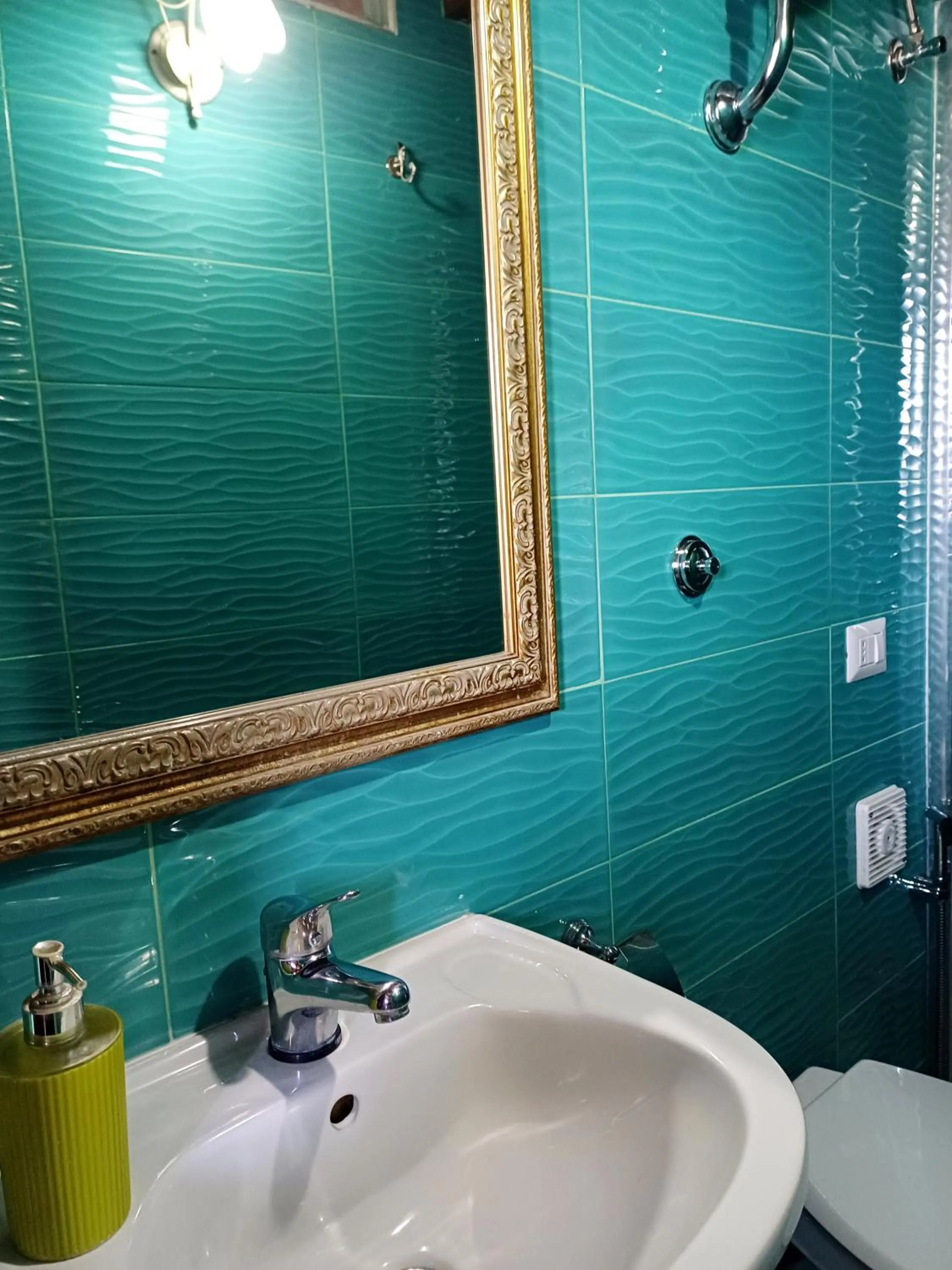 Bathroom in GoldenCube Guest House