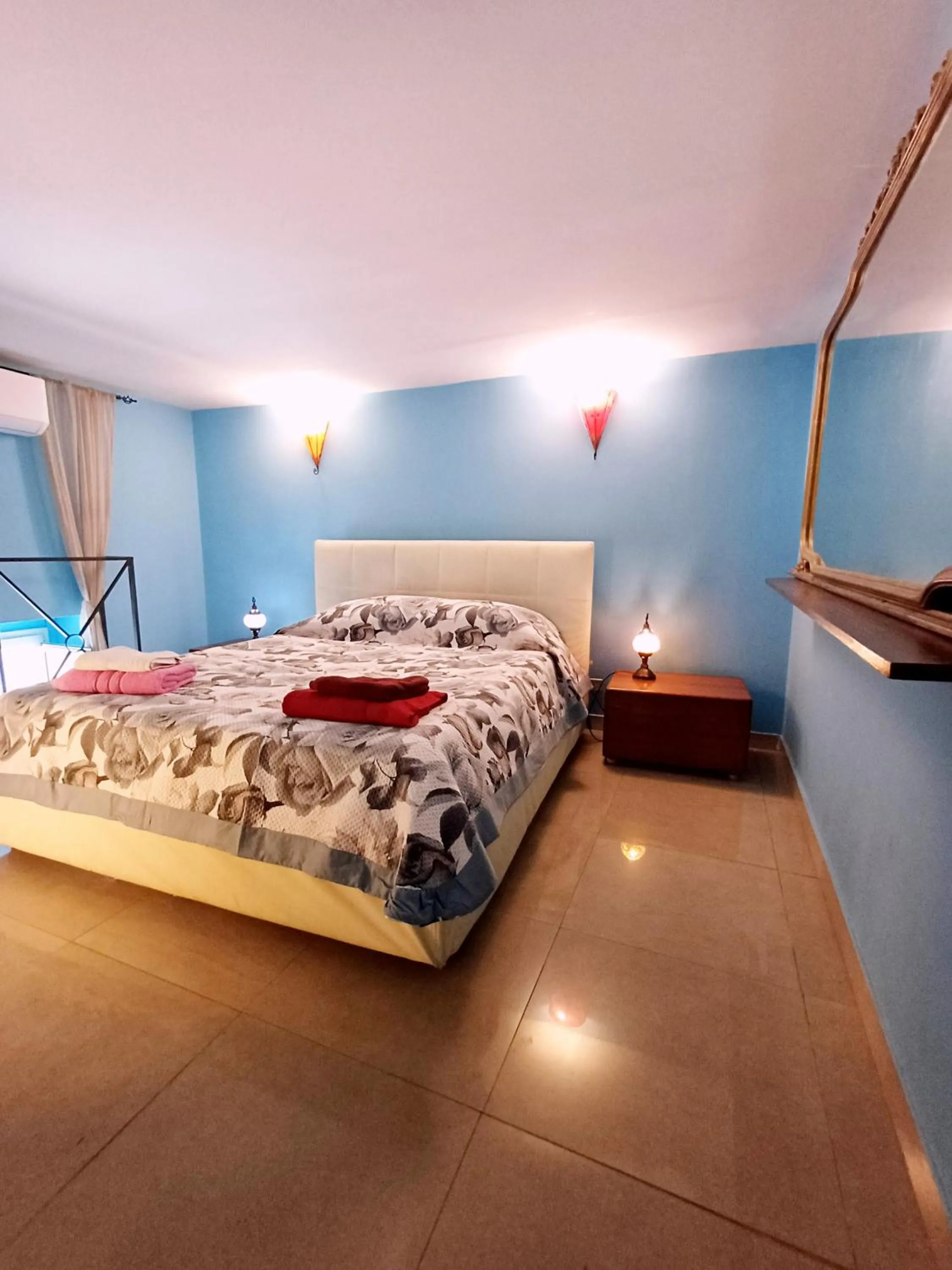 Bedroom, Bed in GoldenCube Guest House