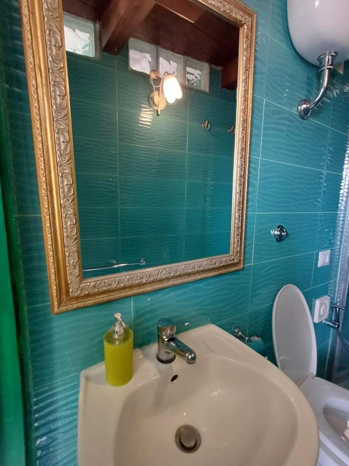 GoldenCube Guest House