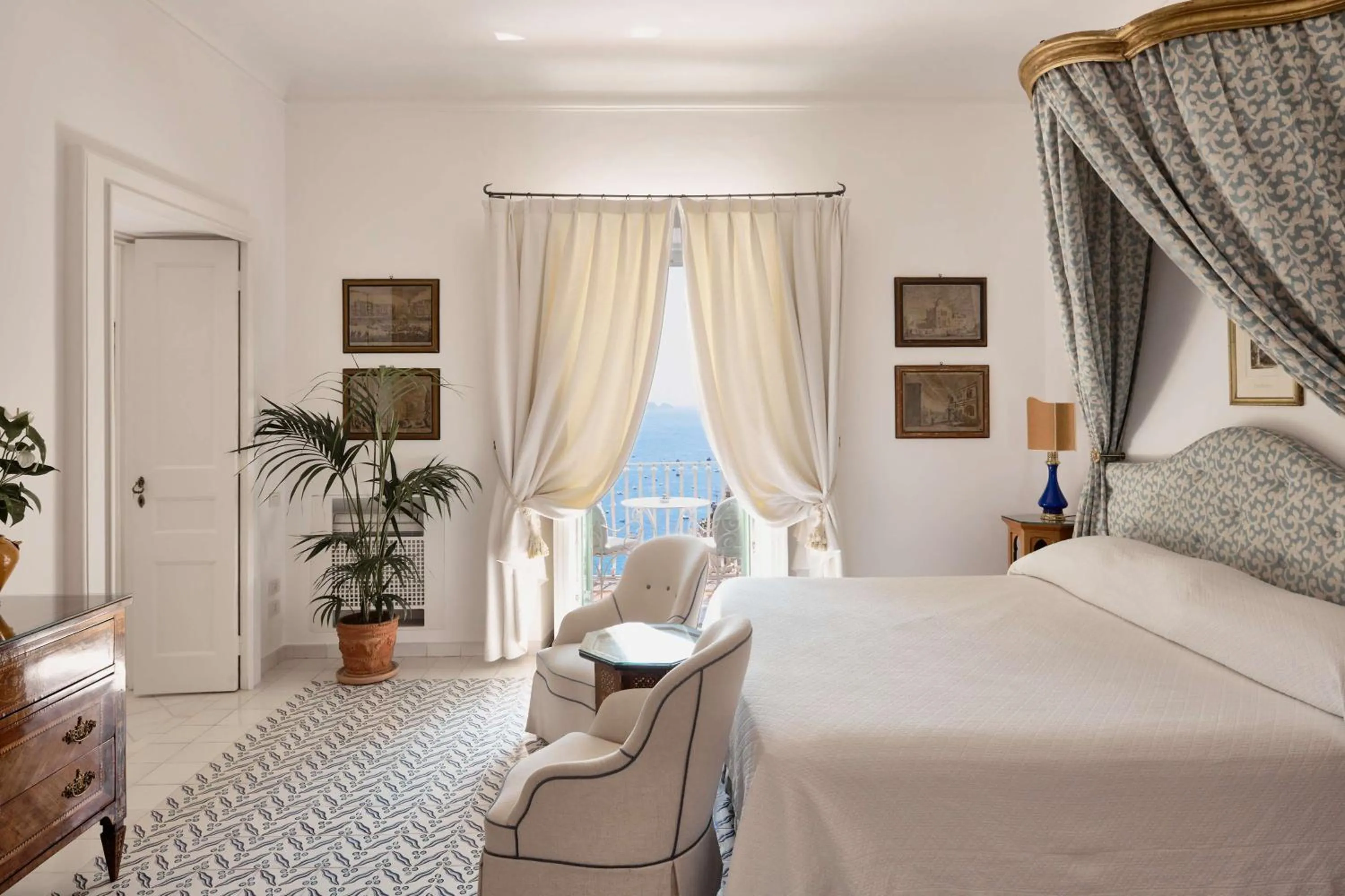 Bedroom, Bed in Le Sirenuse