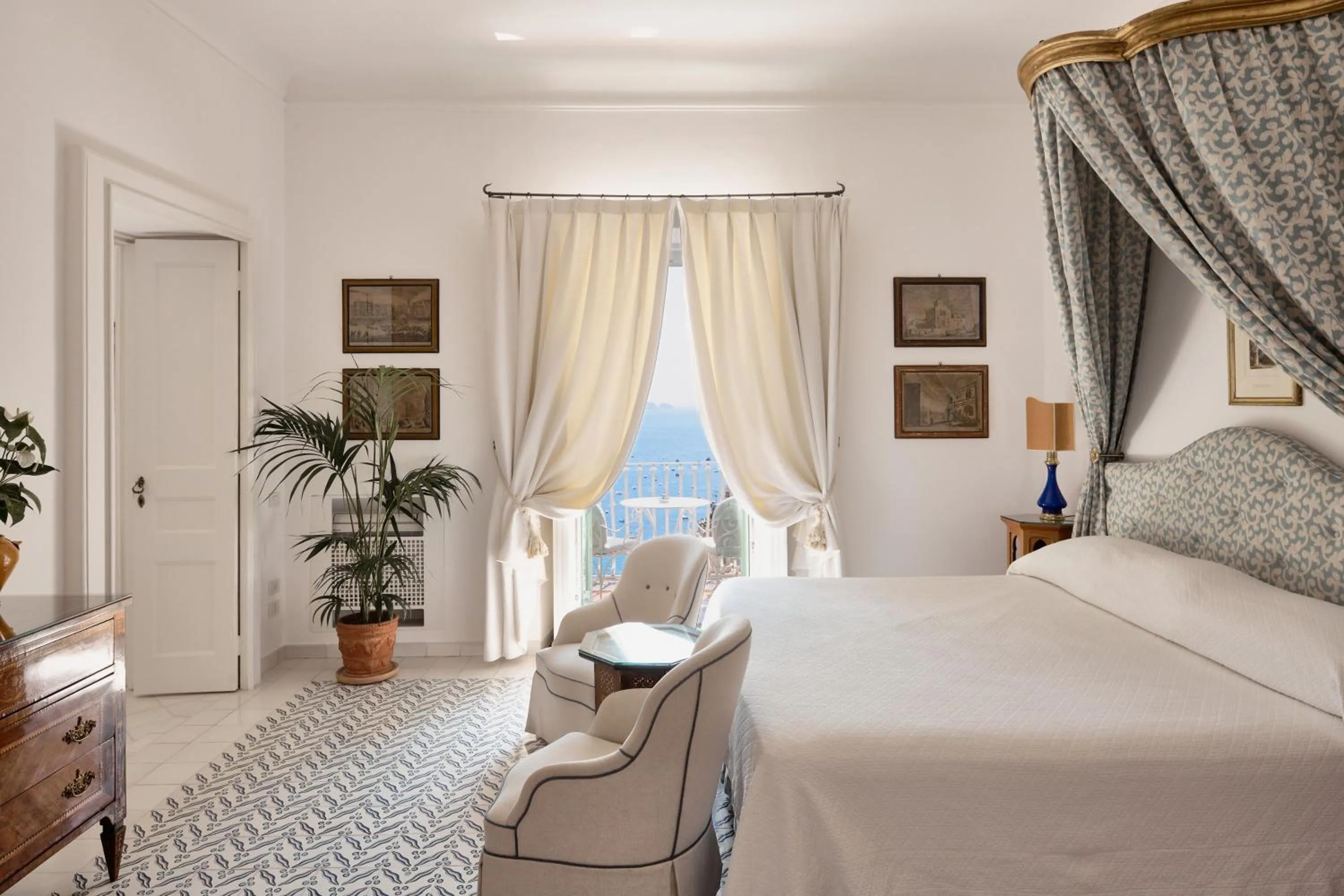 Bedroom, Bed in Le Sirenuse