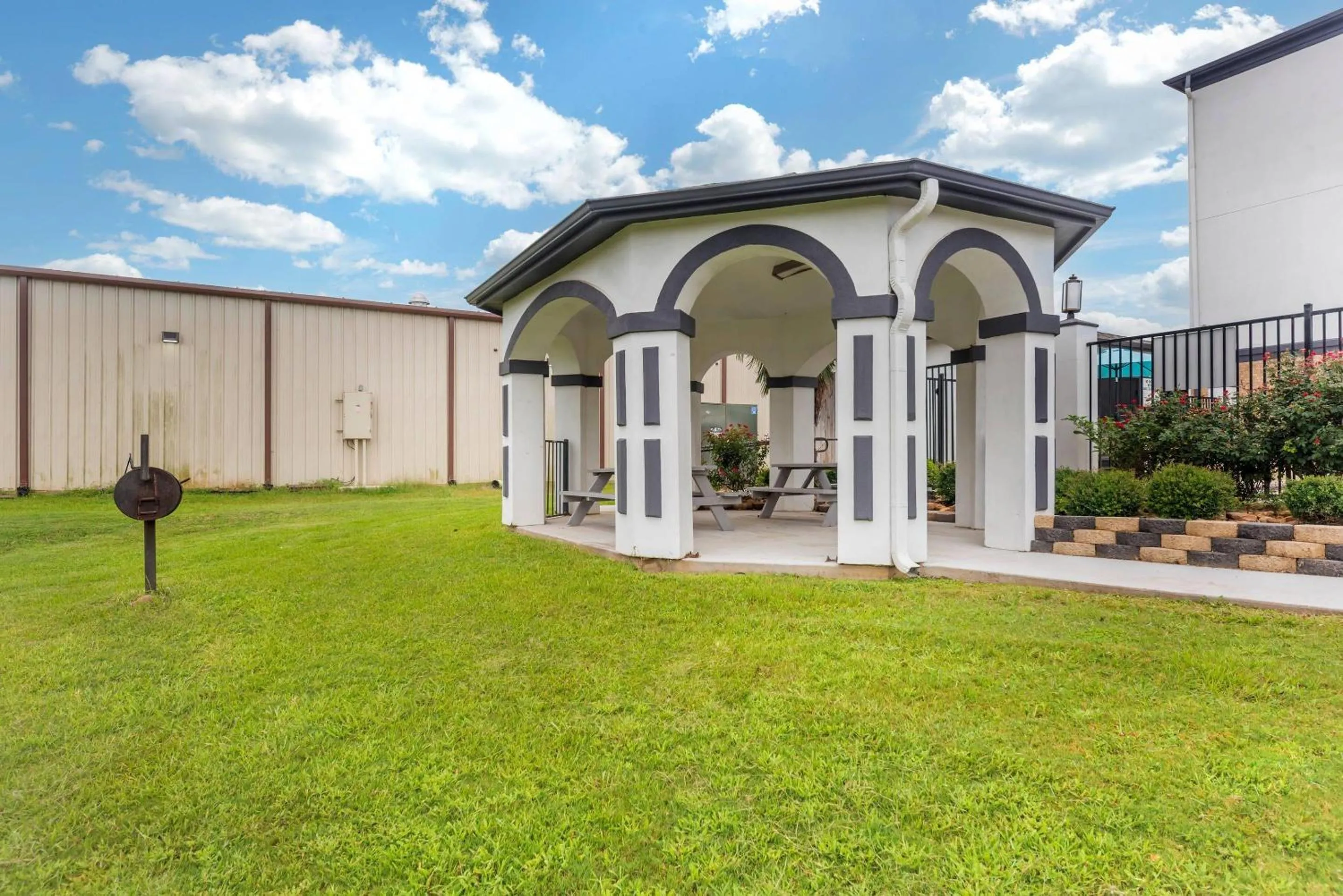 Swimming pool in Comfort Inn & Suites Schulenburg