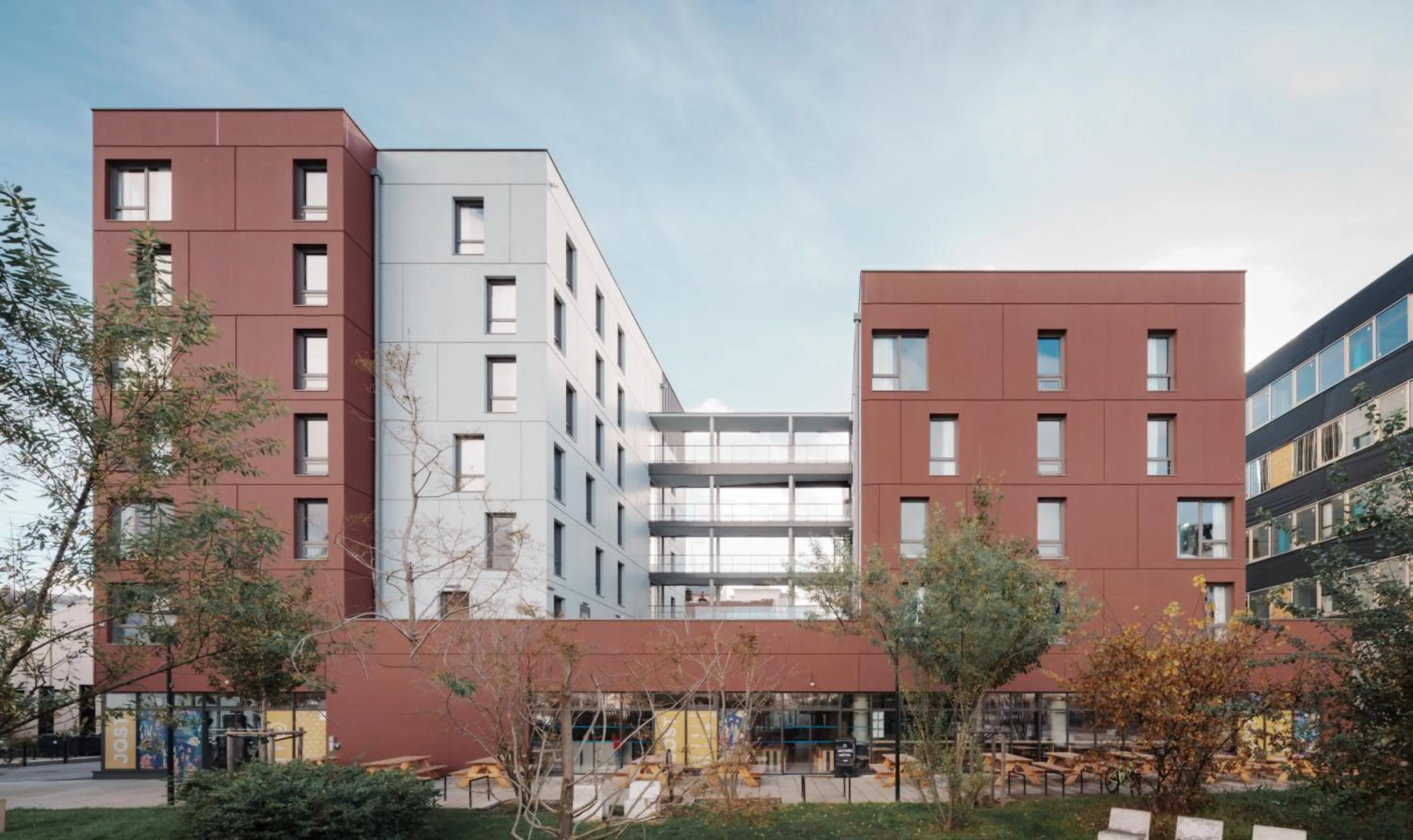 Property building in JOST Hôtel Le Havre Centre Gare