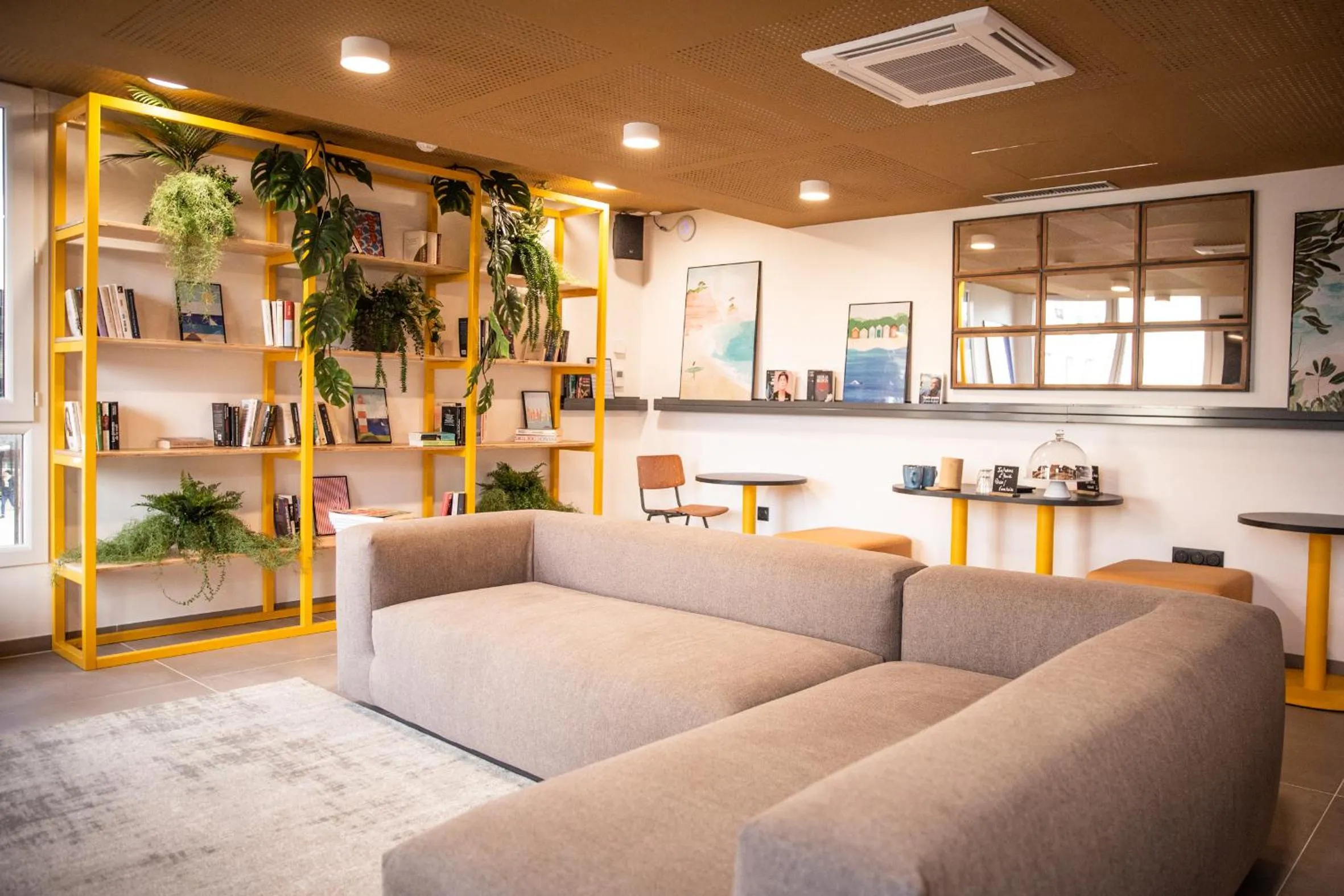 Communal lounge/ TV room in JOST Hôtel Le Havre Centre Gare