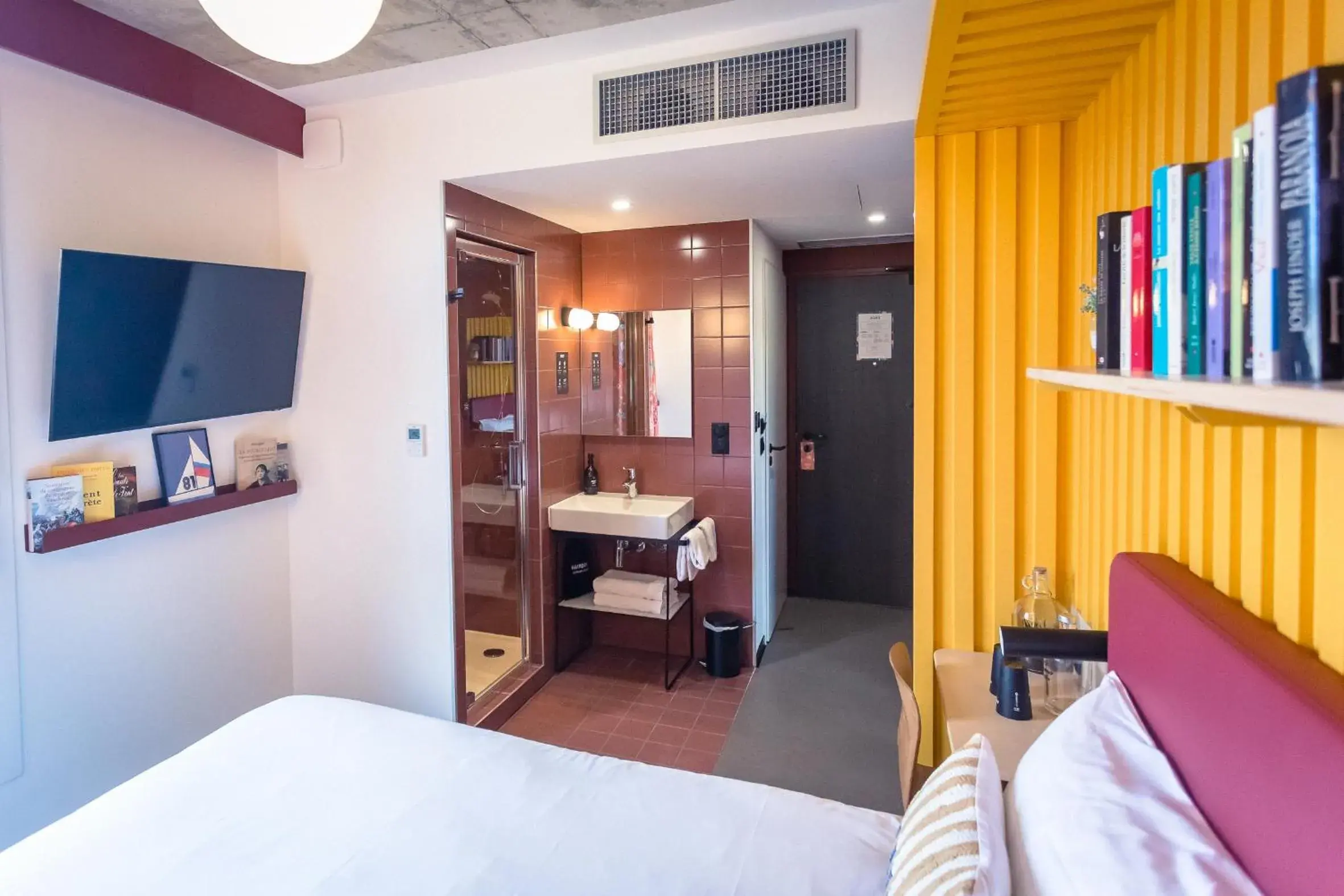 Photo of the whole room, Bed in JOST Hôtel Le Havre Centre Gare Photo of the whole room, Bed in JOST Hôtel Le Havre Centre Gare